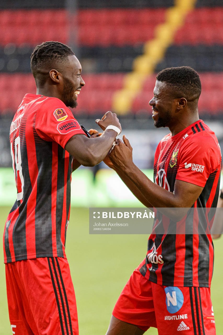 Östersunds Blair Turgott och Kalpi Wilfried Ouattara jublar