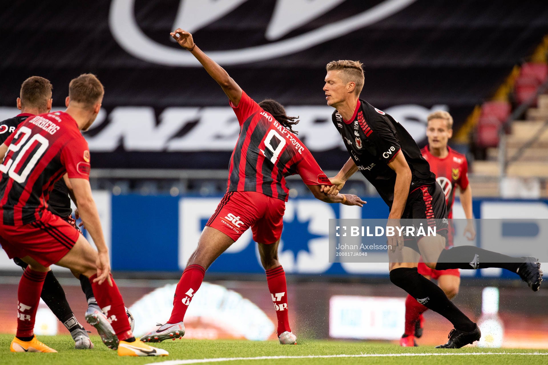Kalmars Viktor Elm i kamp med Östersunds Francis Jon-Baptiste under fotbollsmatchen i Allsvenskan mellan Östersund och Kalmar den 17 augusti 2020 i Östersund.