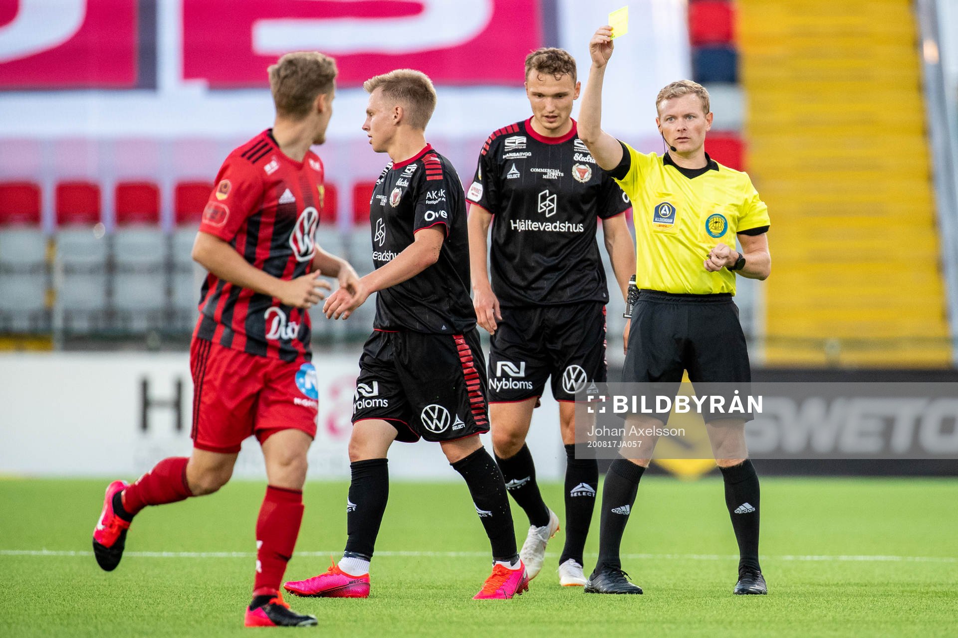Domare Fredrik Klitte visar ett gult kort till Kalmars Isak