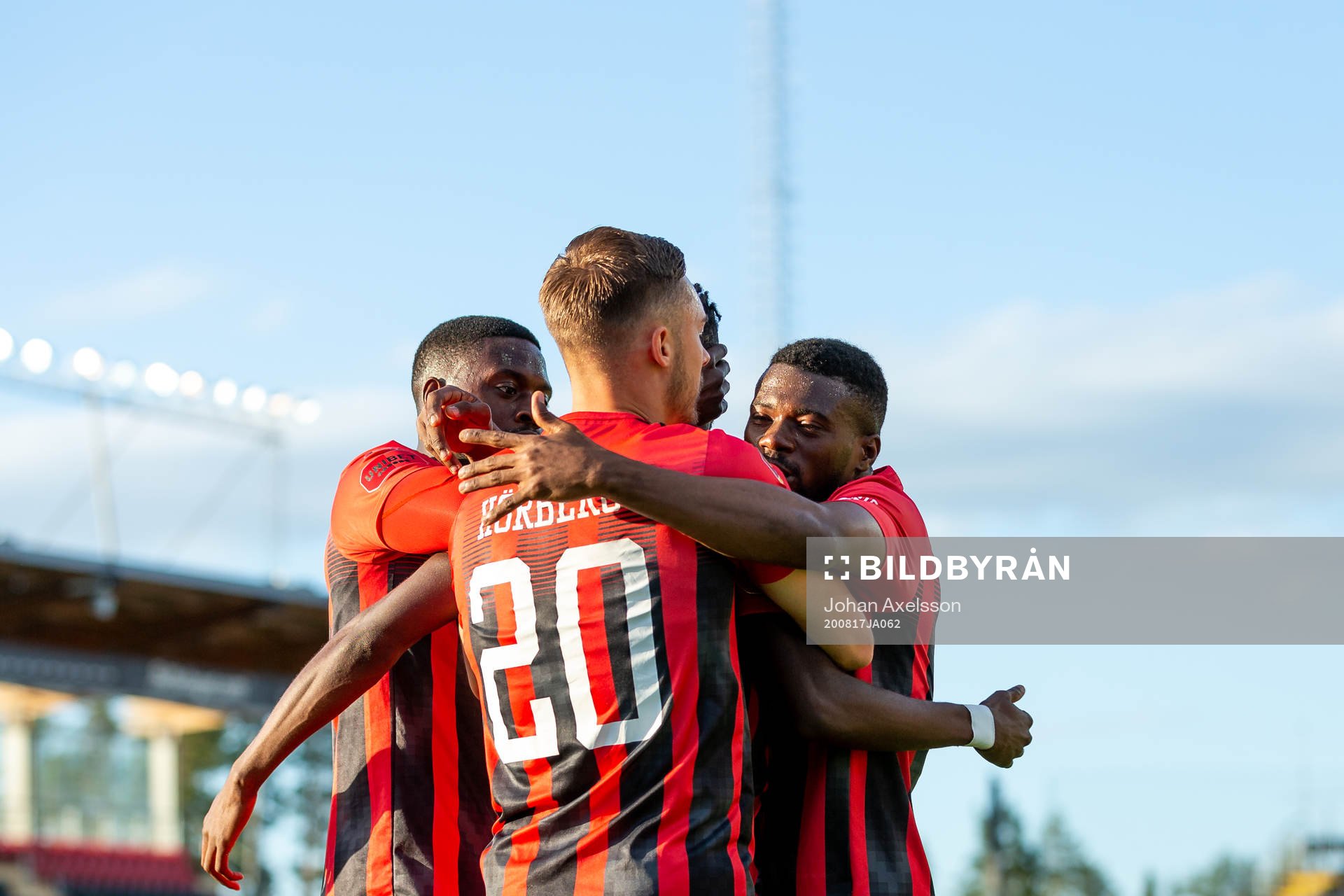 Östersunds Blair Turgott klappas om av medspelares under fotbollsmatchen i Allsvenskan mellan Östersund och Kalmar den 17 augusti 2020 i Östersund.