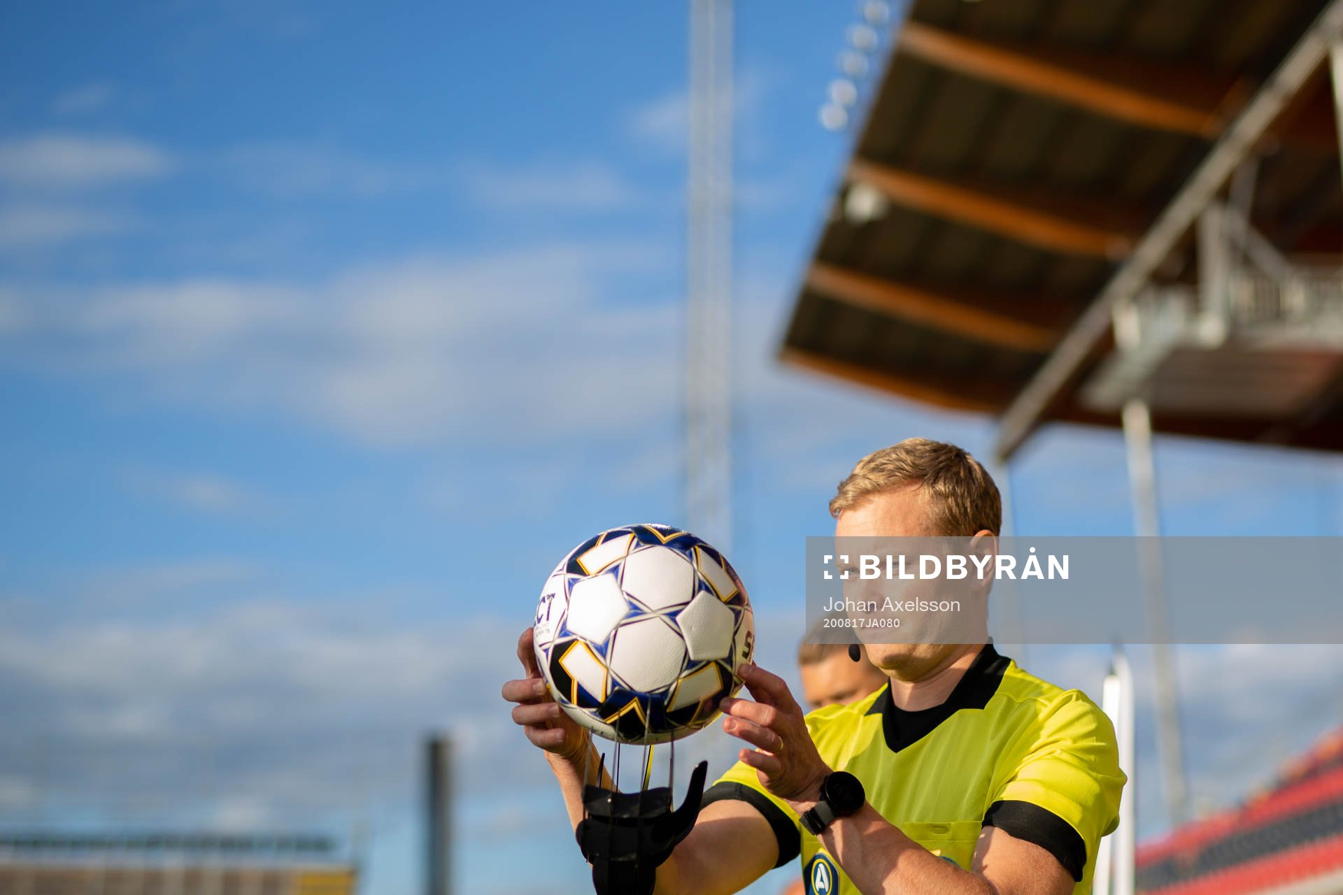 Domare Fredrik Klitte med matchbollen