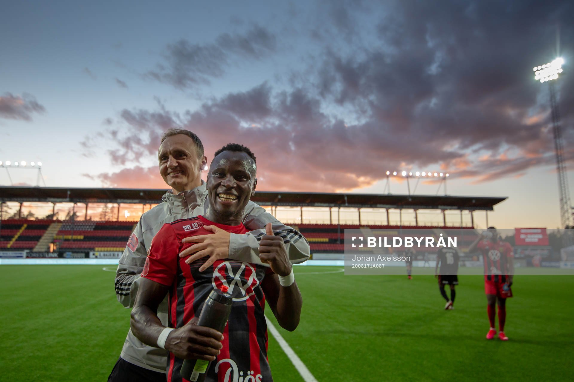 Östersunds tränare Pero Kapcevic klappar om Kalpi
