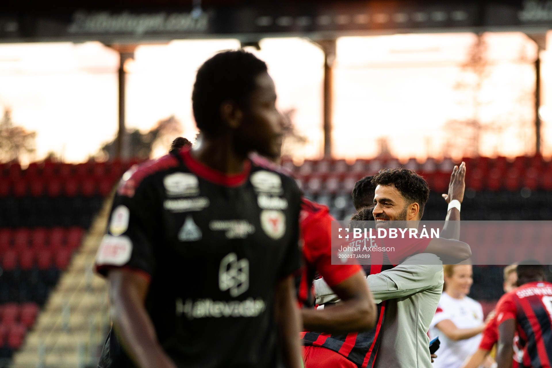 Östersunds assisterande tränare Amir Azrafshan jublar med Francis Jon-Baptiste efter fotbollsmatchen i Allsvenskan mellan Östersund och Kalmar den 17 augusti 2020 i Östersund.