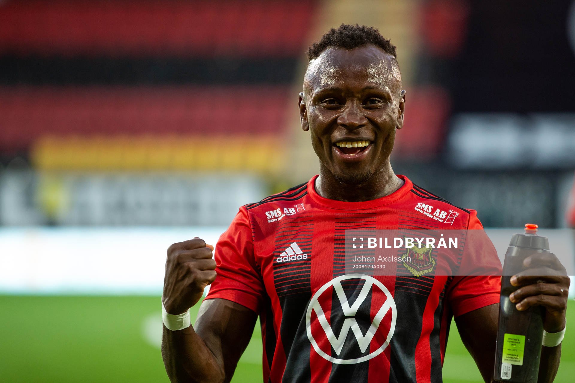 Östersunds Sam Mensiro jublar