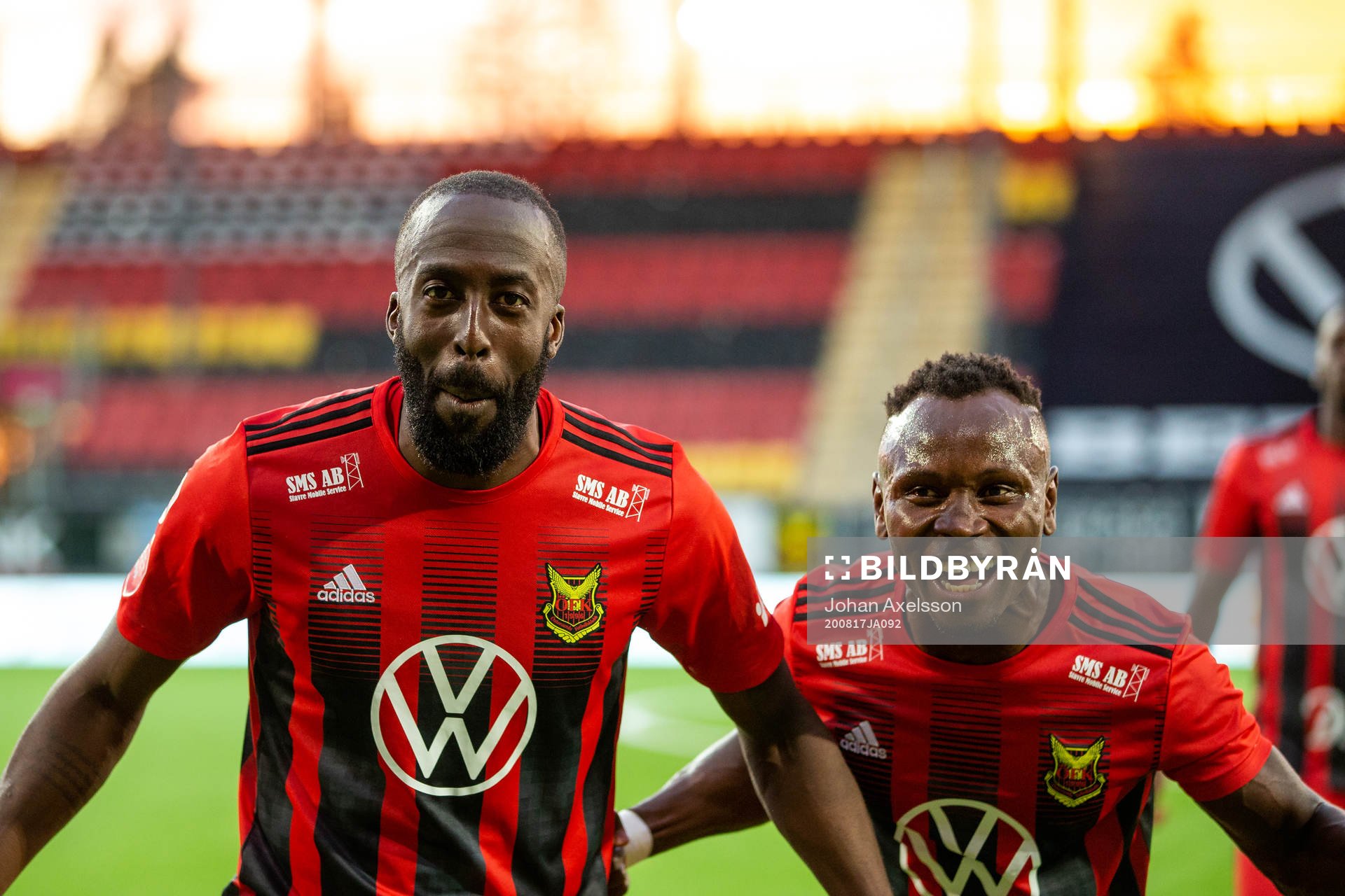 Östersunds Ronald Mukiibi och Sam Mensiro jublar