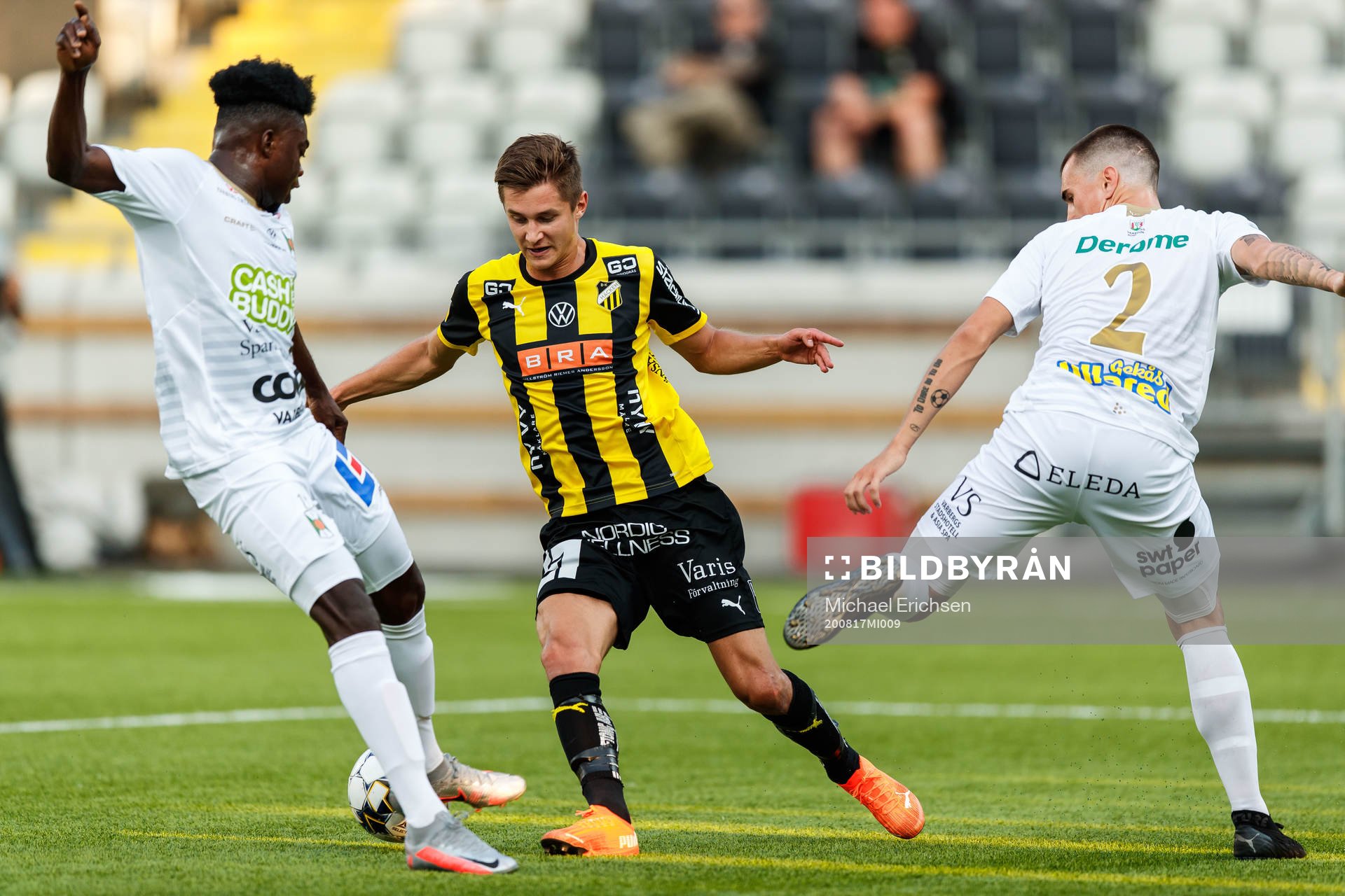 Varbergs Gideon Mensah och Jon Birkfeldt mot Häckens Leo