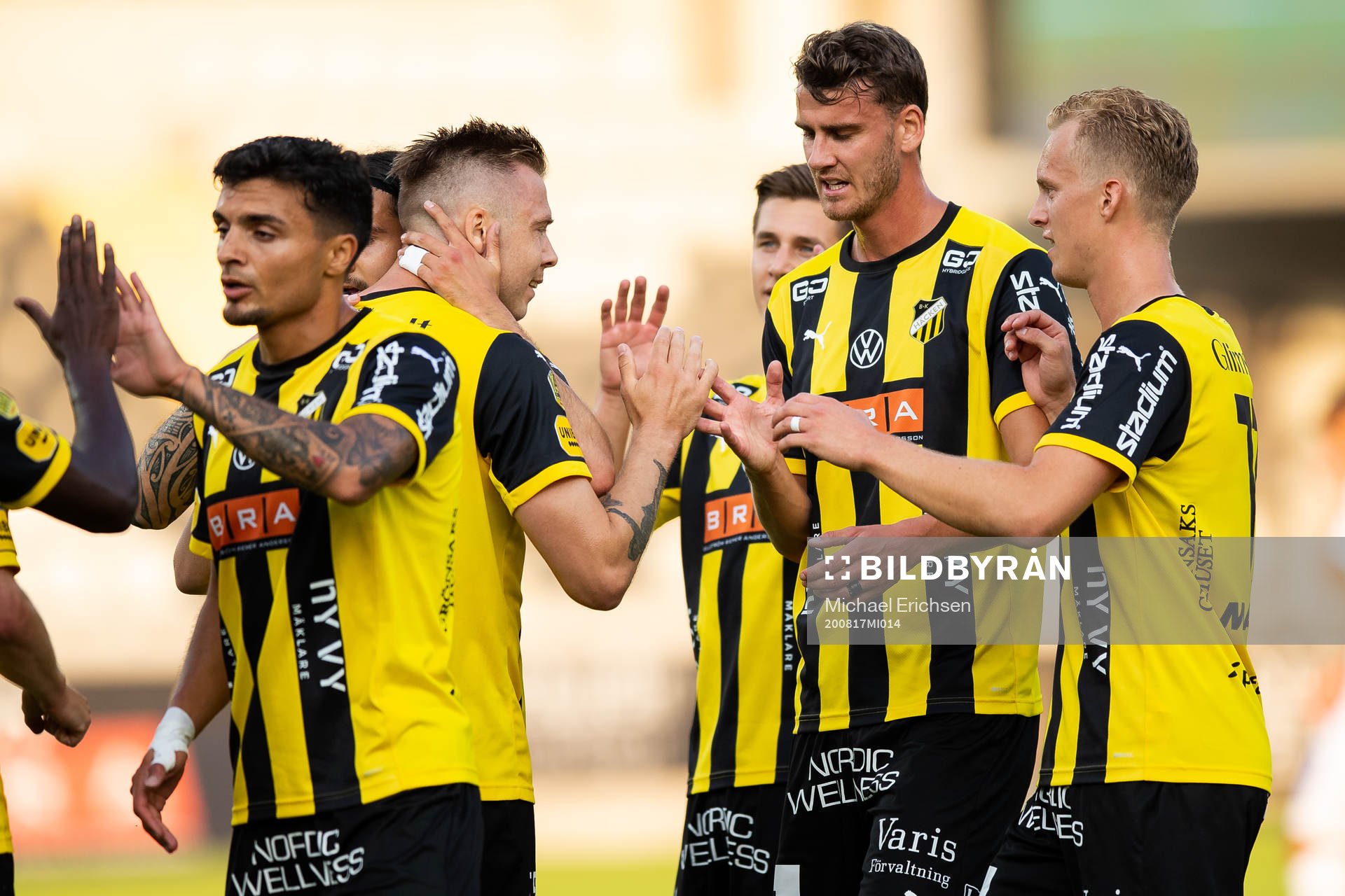 Häckens Alexander Söderlund jublar med lagkamrater