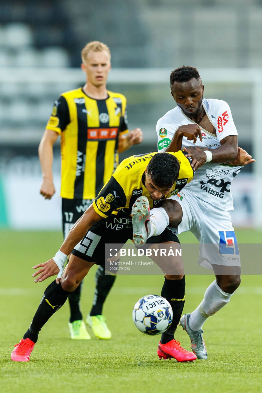 Häckens Ahmed Yasin och Varbergs Monday Samuel under fotbollsmatchen i Allsvenskan mellan Häcken och Varberg den 17 augusti 2020 i Göteborg.