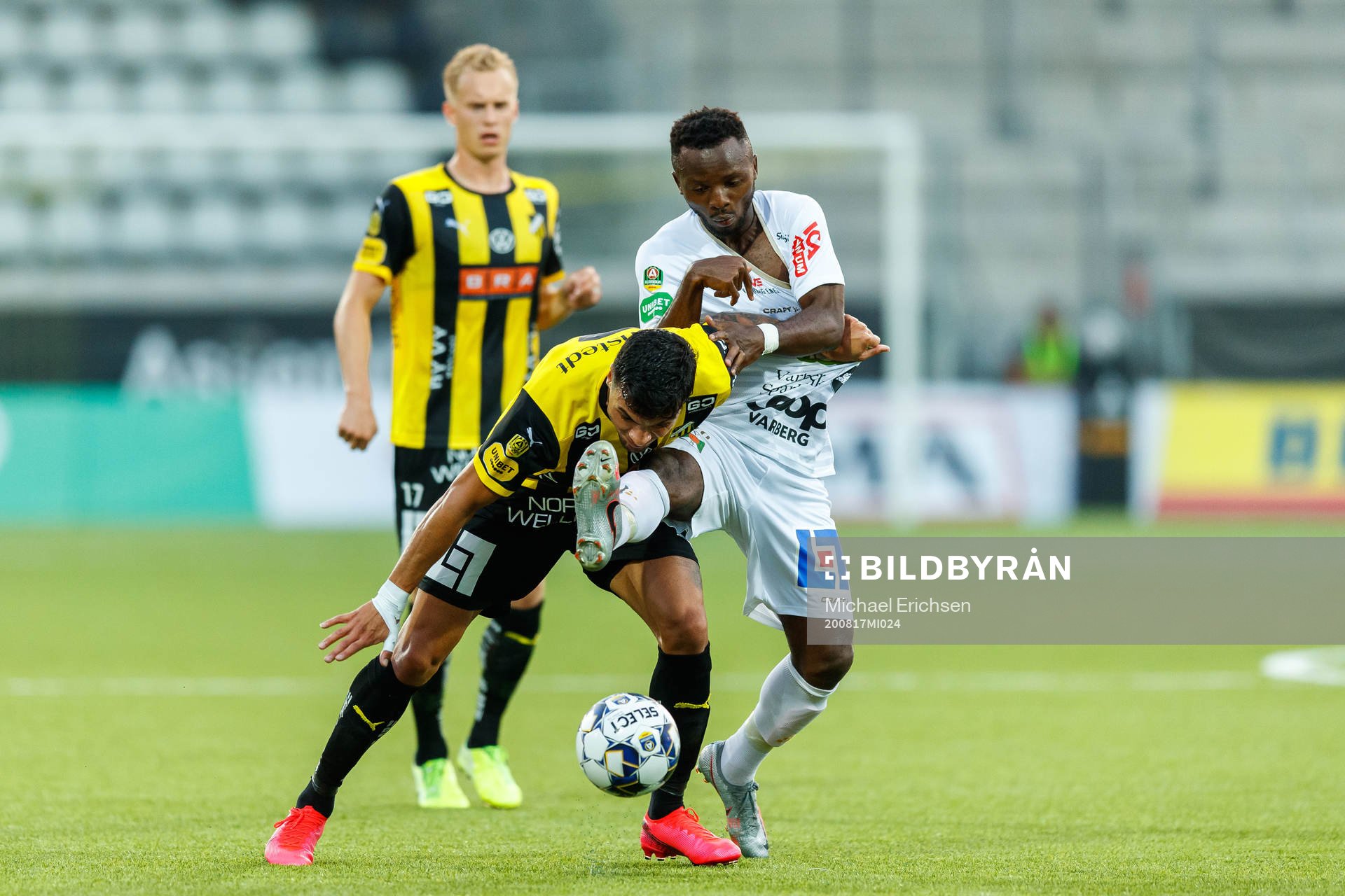 Häckens Ahmed Yasin och Varbergs Monday Samuel under fotbollsmatchen i Allsvenskan mellan Häcken och Varberg den 17 augusti 2020 i Göteborg.
