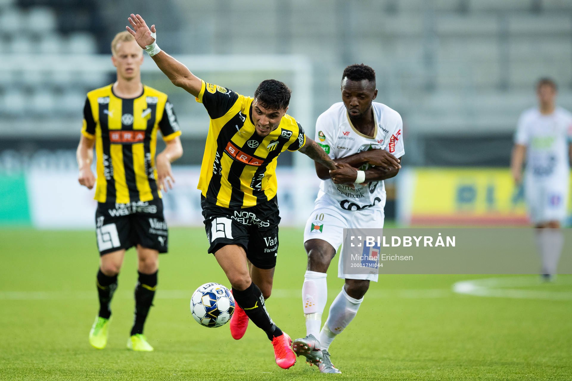Häckens Ahmed Yasin och Varbergs Monday Samuel under fotbollsmatchen i Allsvenskan mellan Häcken och Varberg den 17 augusti 2020 i Göteborg.