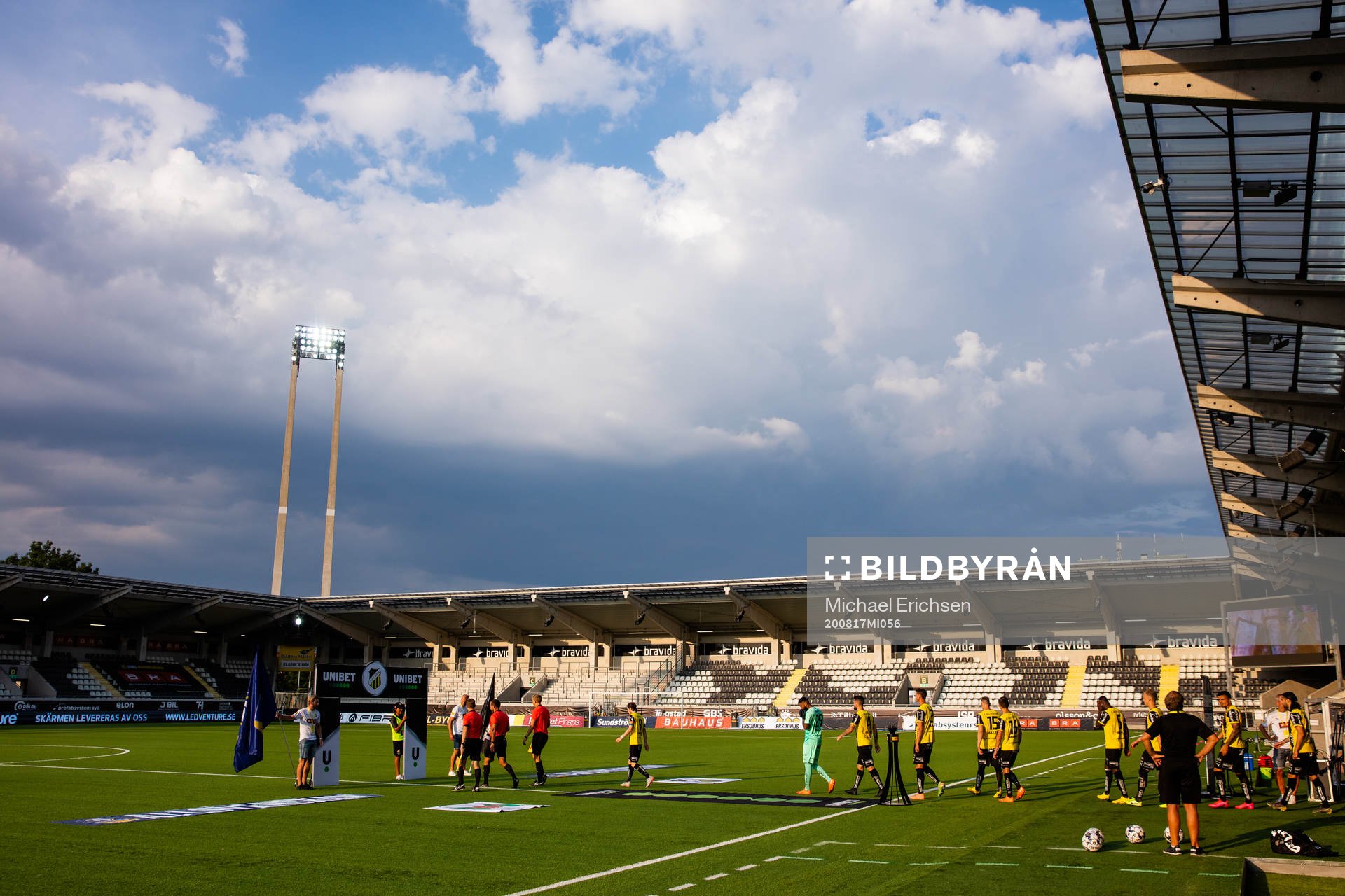 Häcken på väg ut ur spelartunneln innan fotbollsmatchen