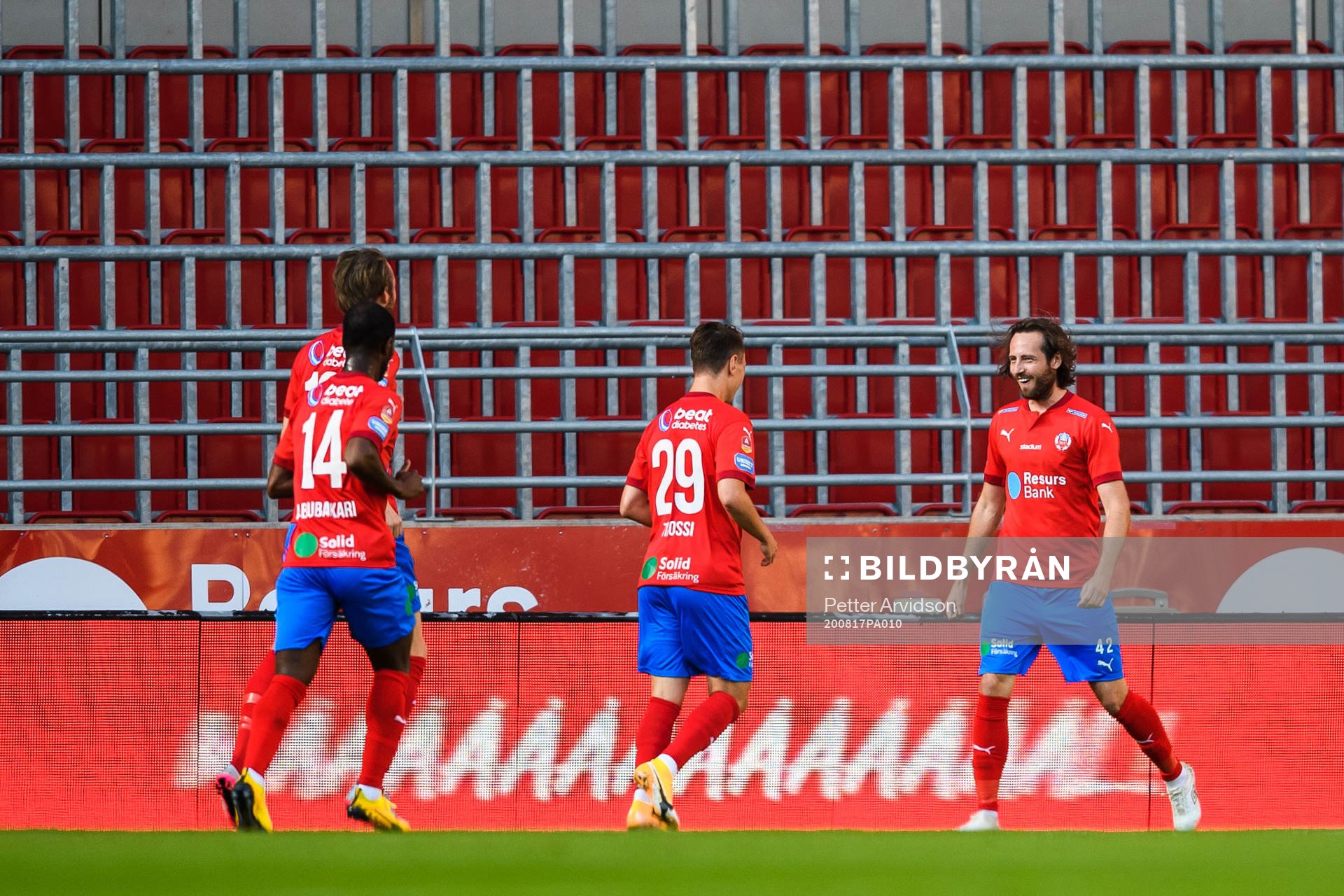 Helsingborgs Mix Diskerud jublar med lagkamrater