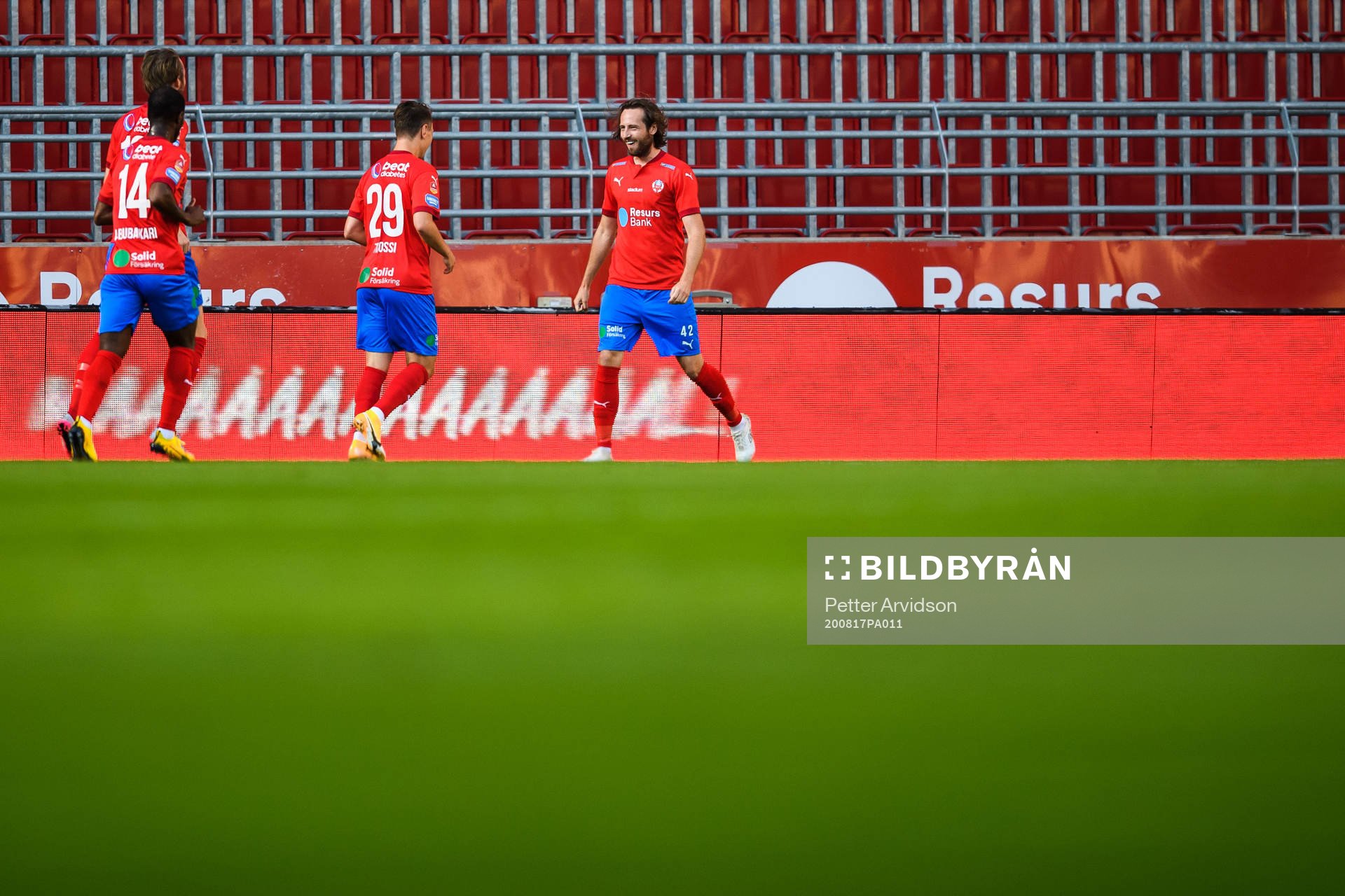 Helsingborgs Mix Diskerud jublar med lagkamrater
