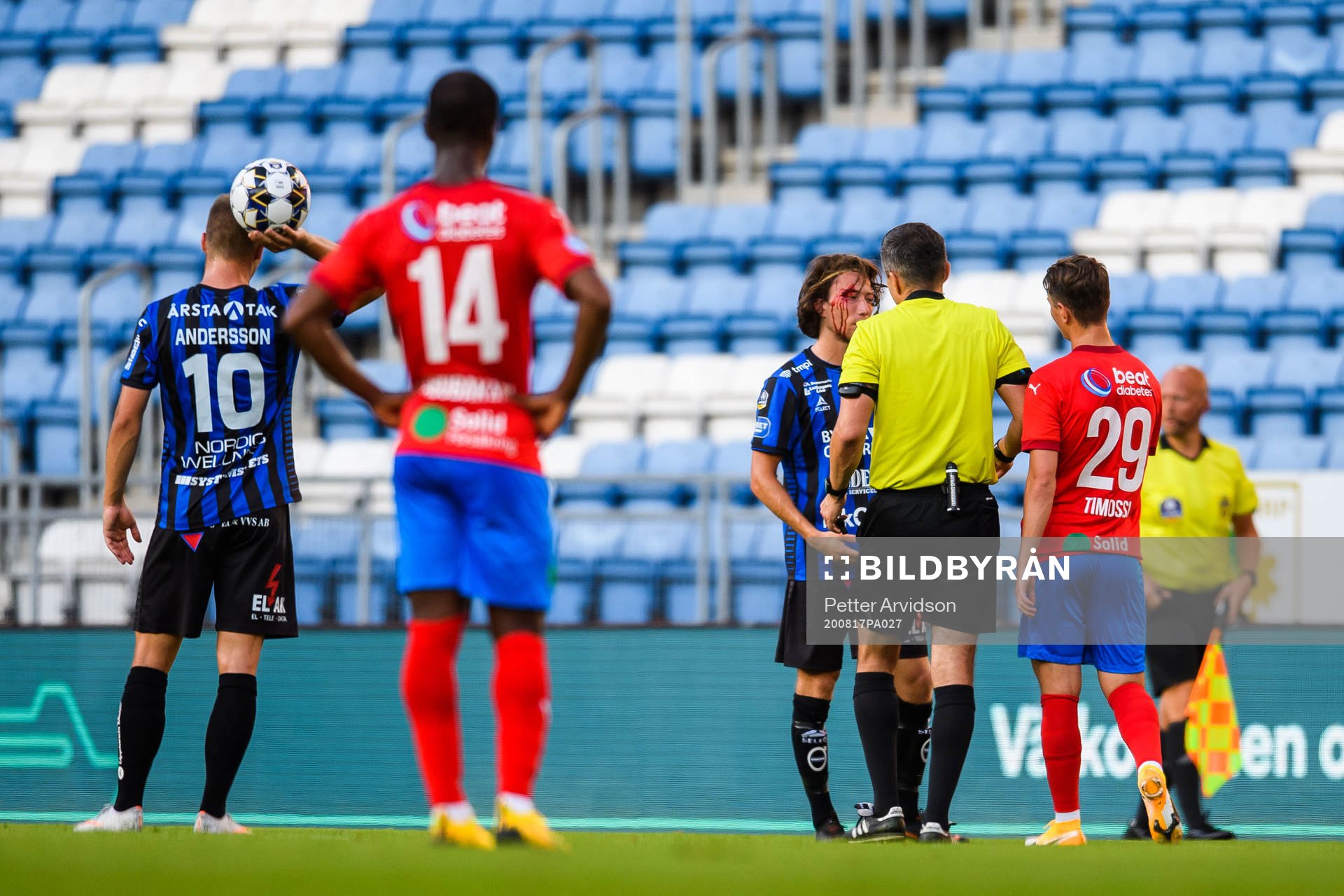 Helsingborgs Alex Timossi i samtal med Sirius Axel