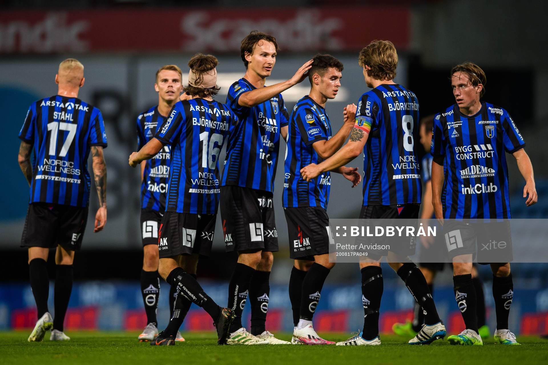 Sirius Hjalmar Ekdal jublar med lagkamrater