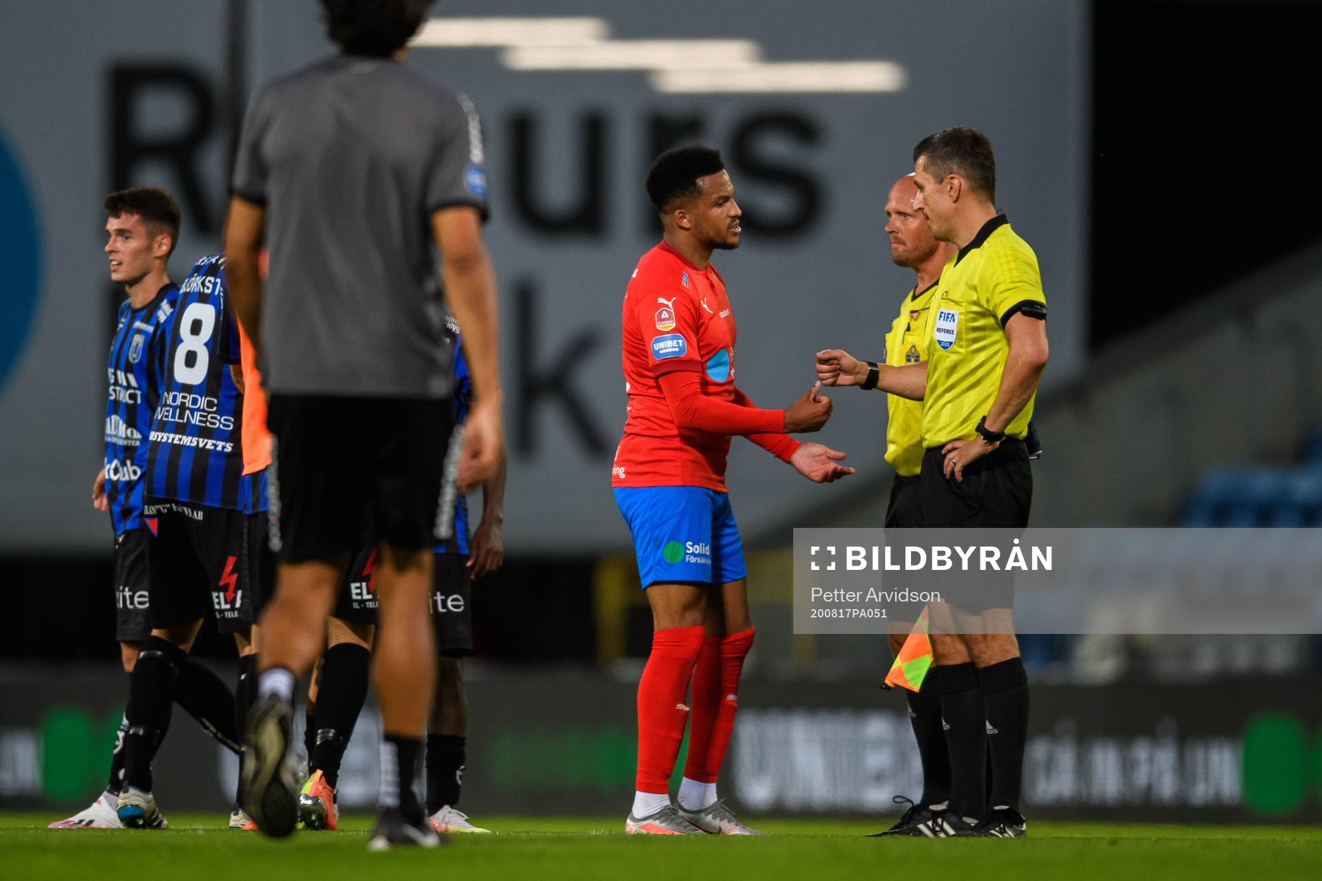 Helsingborgs Martin Olsson i samtal med domare Bojan Pandzic