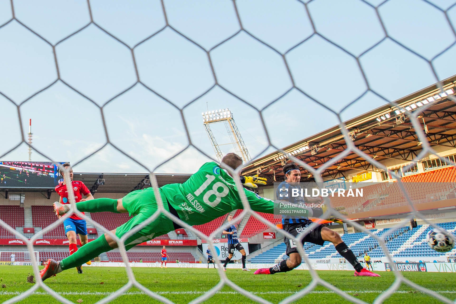 Sirius Stefano Vecchia gör 1-1 bakom Helsingborgs målvakt