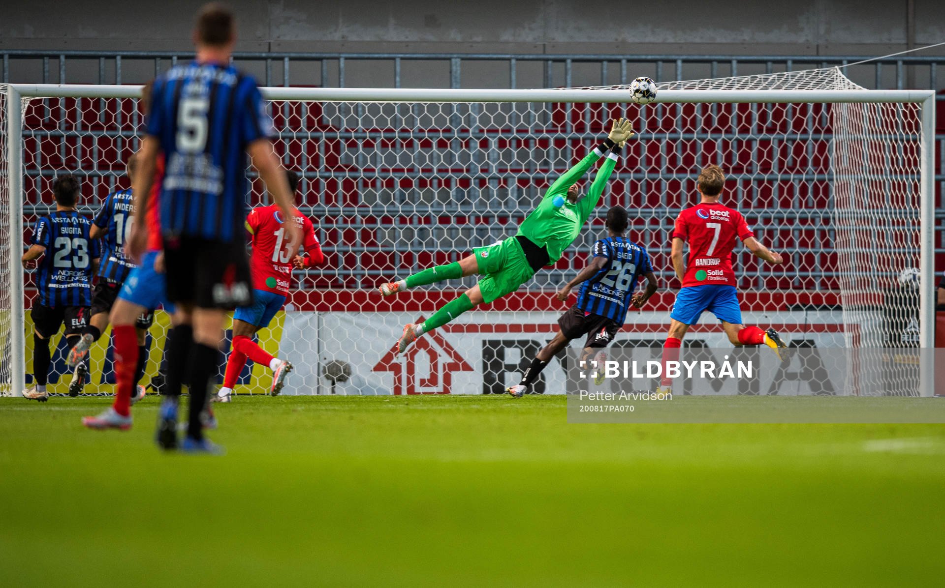 Helsingborgs målvakt Alexander Nilsson gör en räddning