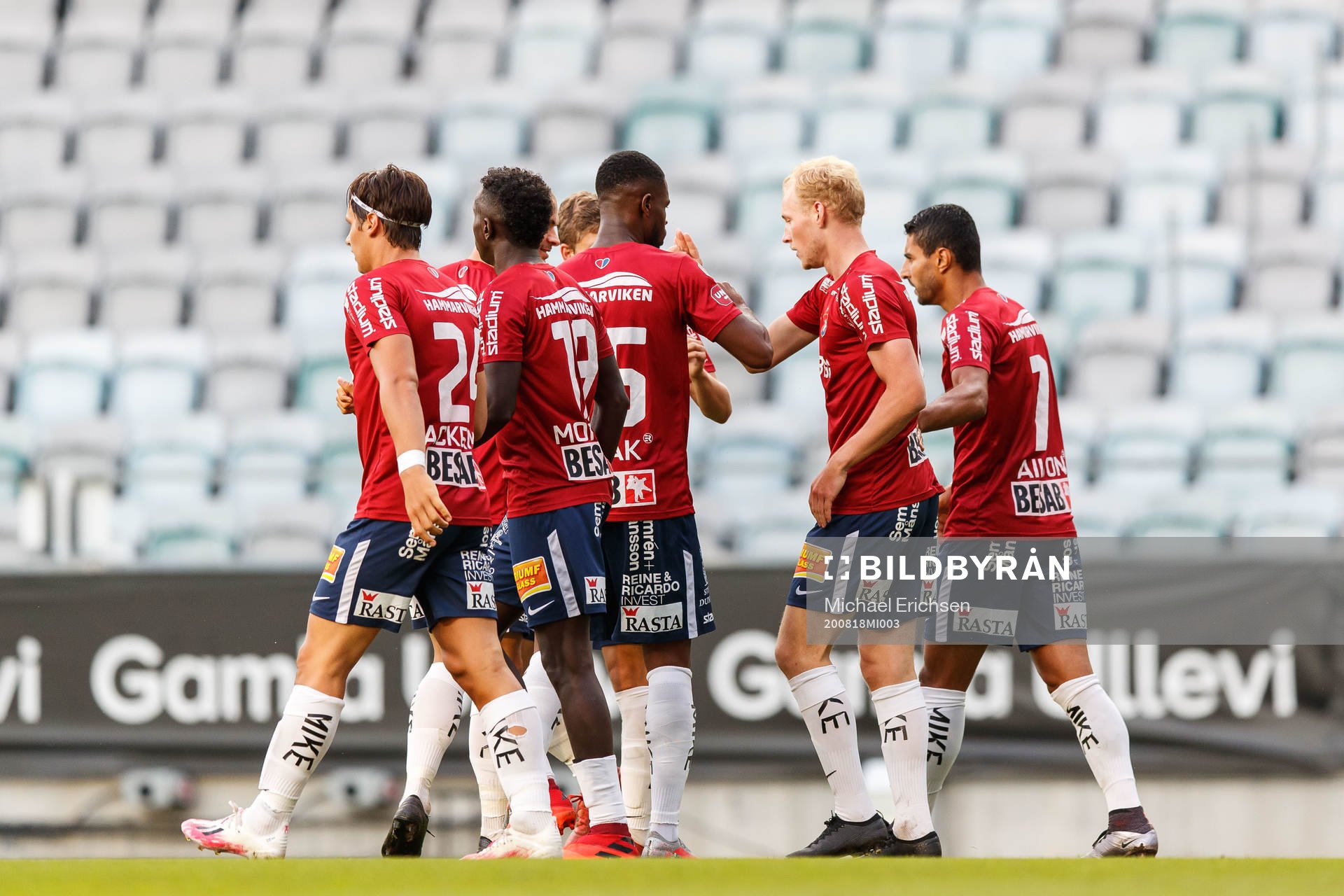 Örgrytes Adam Bergmark Wiberg jublar med lagkamrater