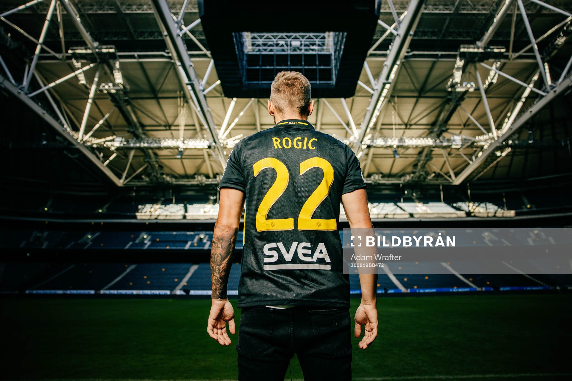 s nyförvärv Filip Rogic poserar på Friends Arena