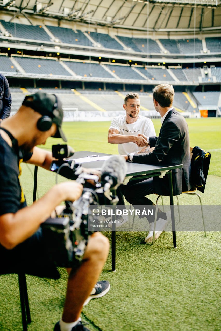 s nyförvärv Filip Rogic skakar hand med AIK:s sportchef