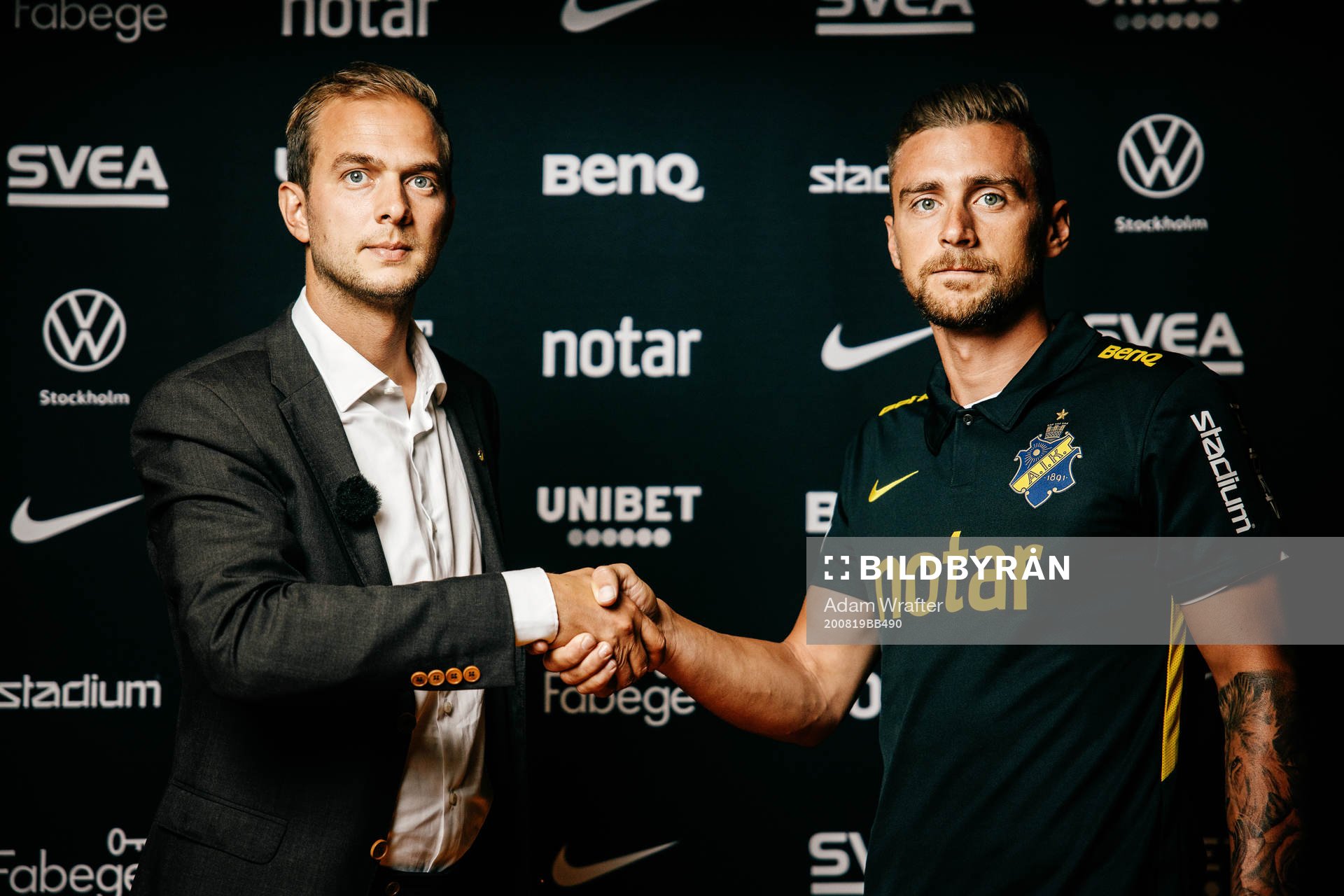 s nyförvärv Filip Rogic skakar hand med AIK:s sportchef