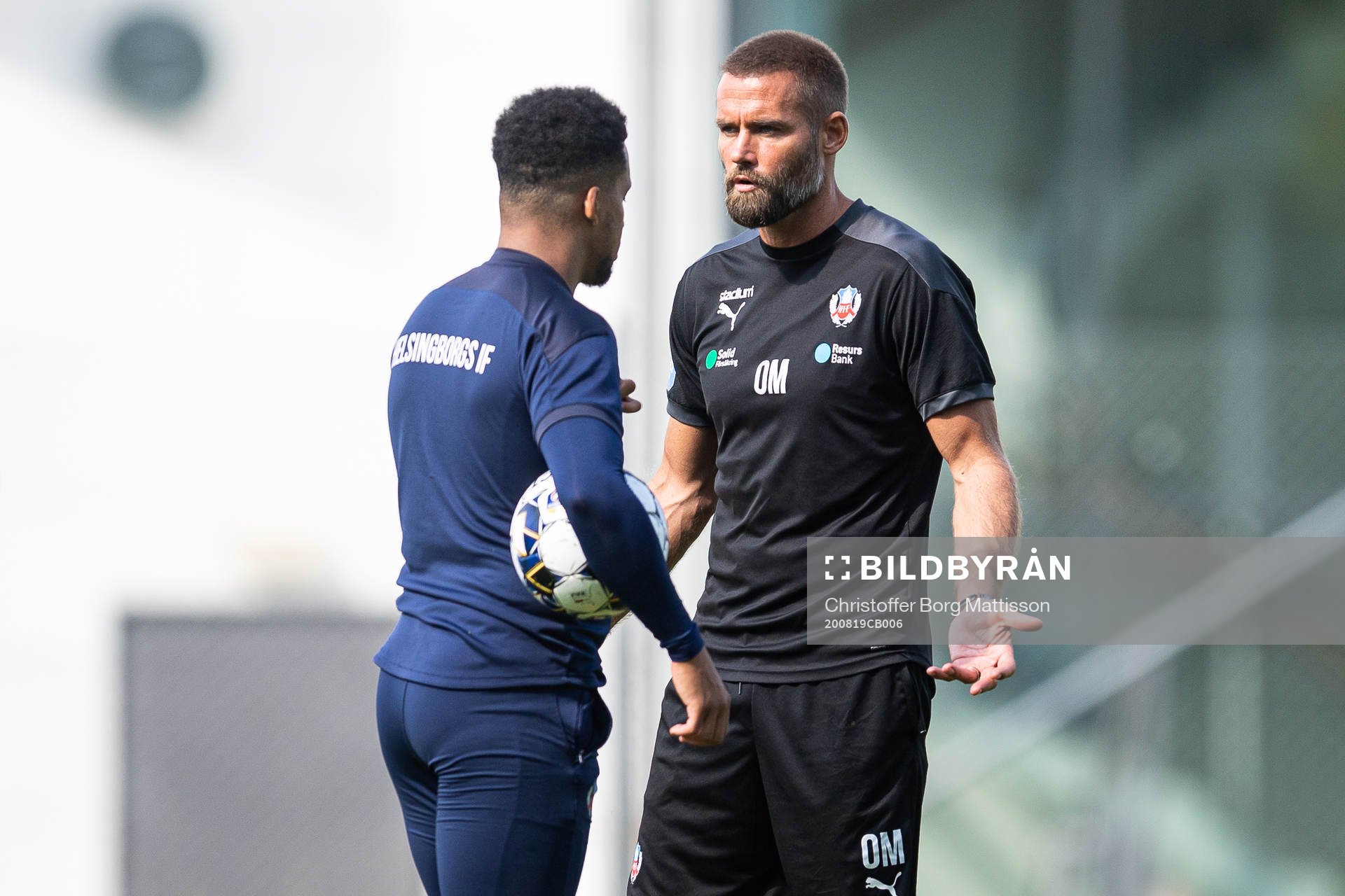 Martin Olsson och tränare Olof Mellberg i en diskussion