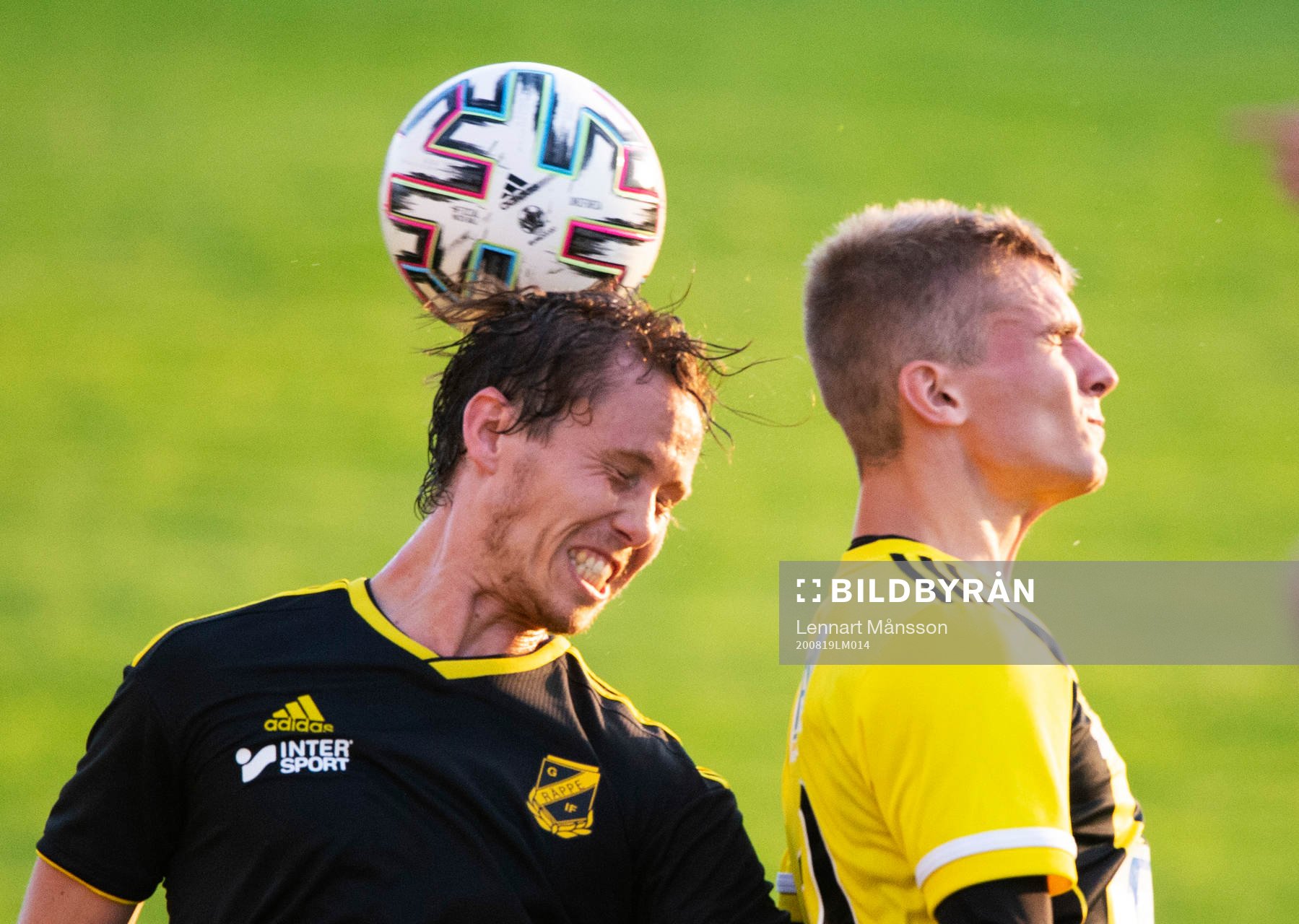 IFK Hässleholms Elliot Nilsson nickduellerar  i matchen