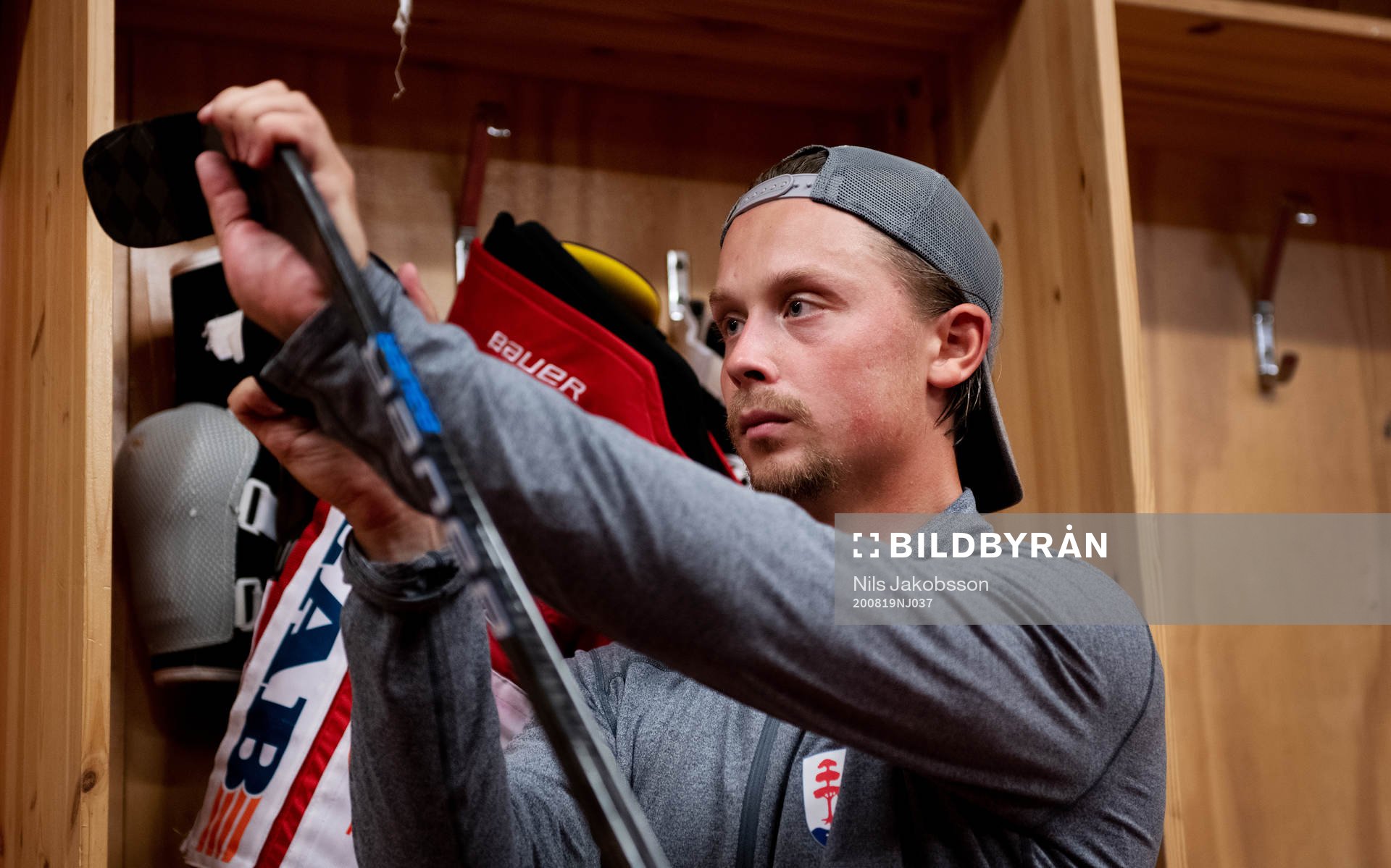 Timrås Jonathan Dahlen tejpar en klubba i ett