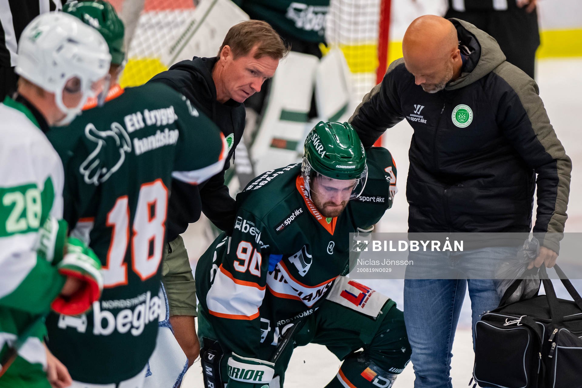 Kristianstads Rikard Olsén har fått en puck i huvudet
