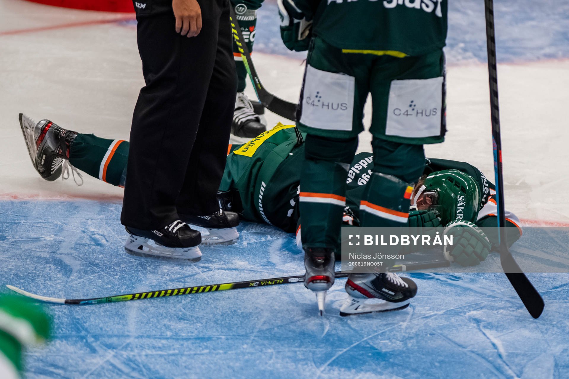 Kristianstads Rikard Olsén har fått en puck i huvudet