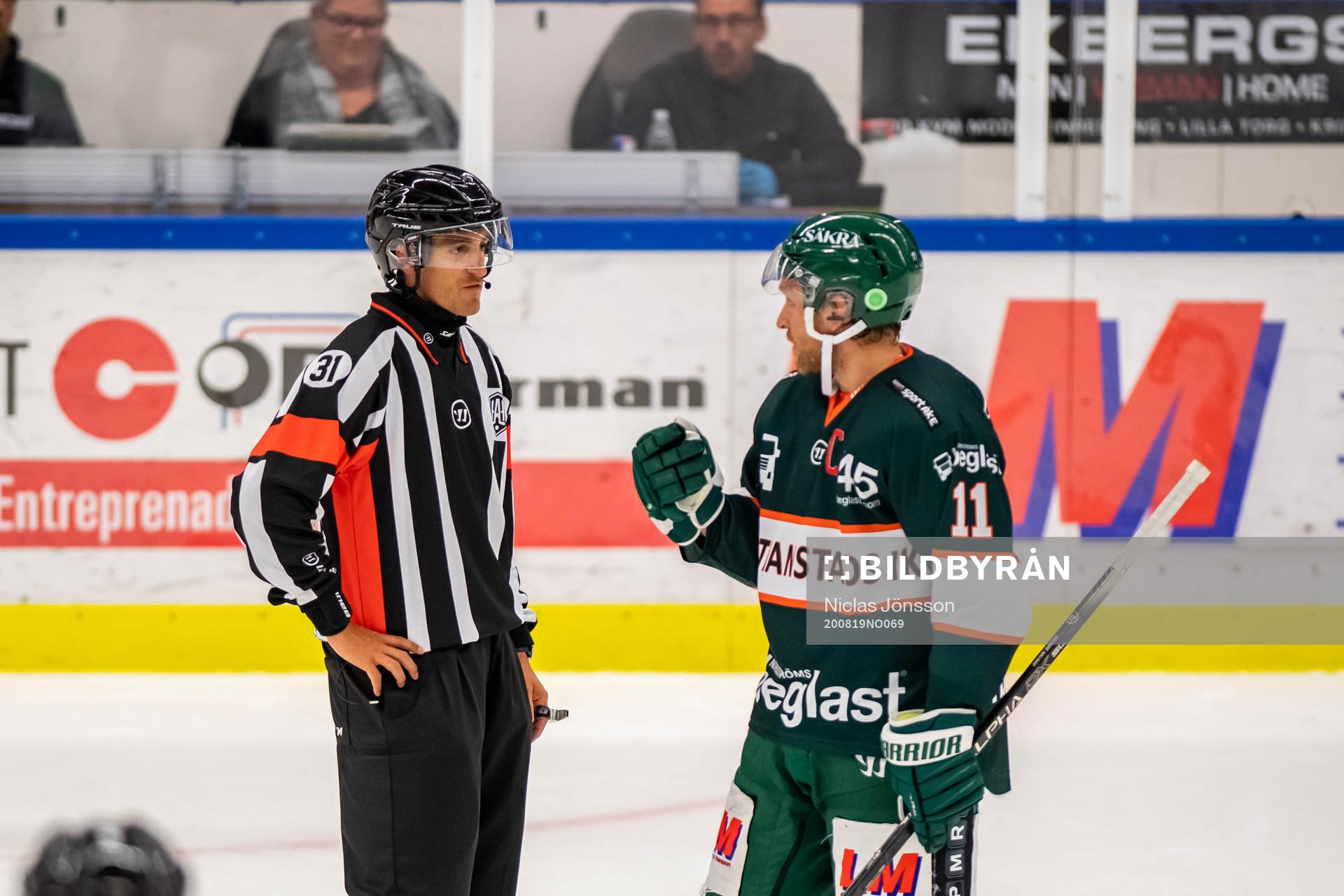 Kristianstads Fredrik Hansson i diskussion med Domare