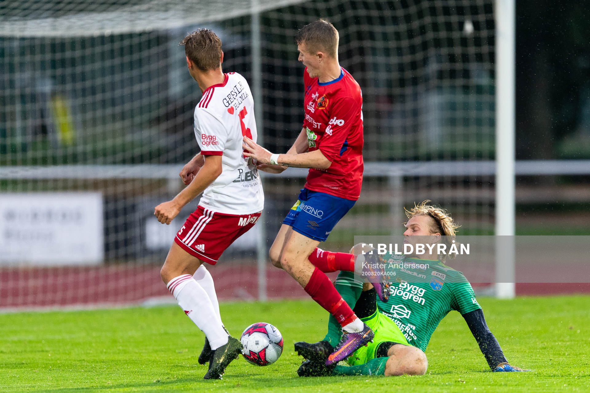 Halmias målvakt Markus Rydeberg och Varbergs GIFs Rasmus Cronvall under fotbollsmatchen i Div 2 Västra Götaland mellan Varbergs GIF och Halmia den 20 augusti 2020 i Varberg.