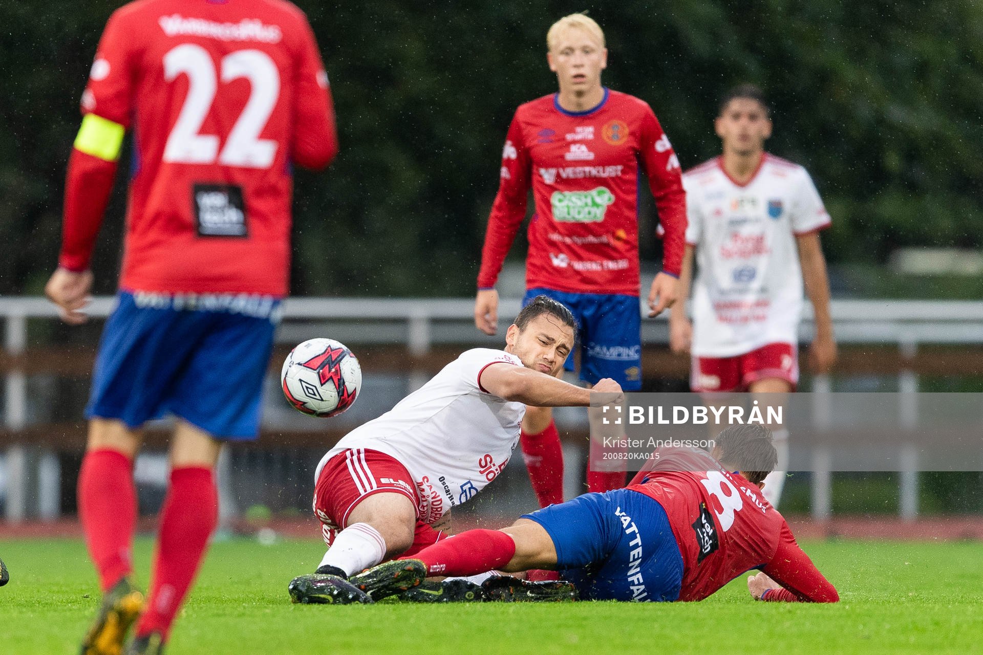 Halmias Vuk Lugonjic och Varbergs GIFs Theodor Graudums under fotbollsmatchen i Div 2 Västra Götaland mellan Varbergs GIF och Halmia den 20 augusti 2020 i Varberg.