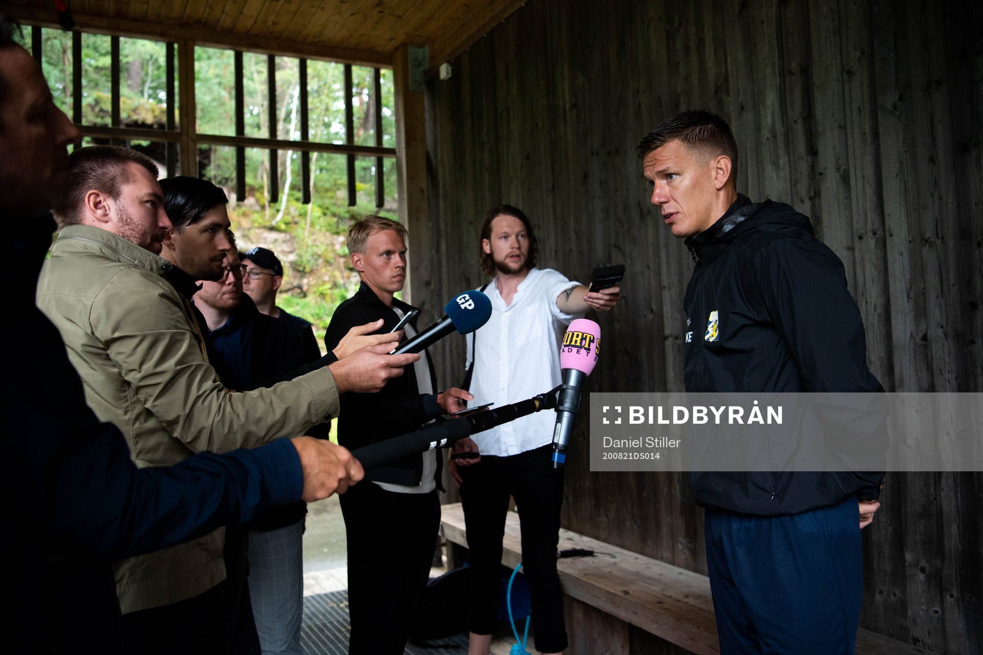 Pontus Wernbloom pratar med media