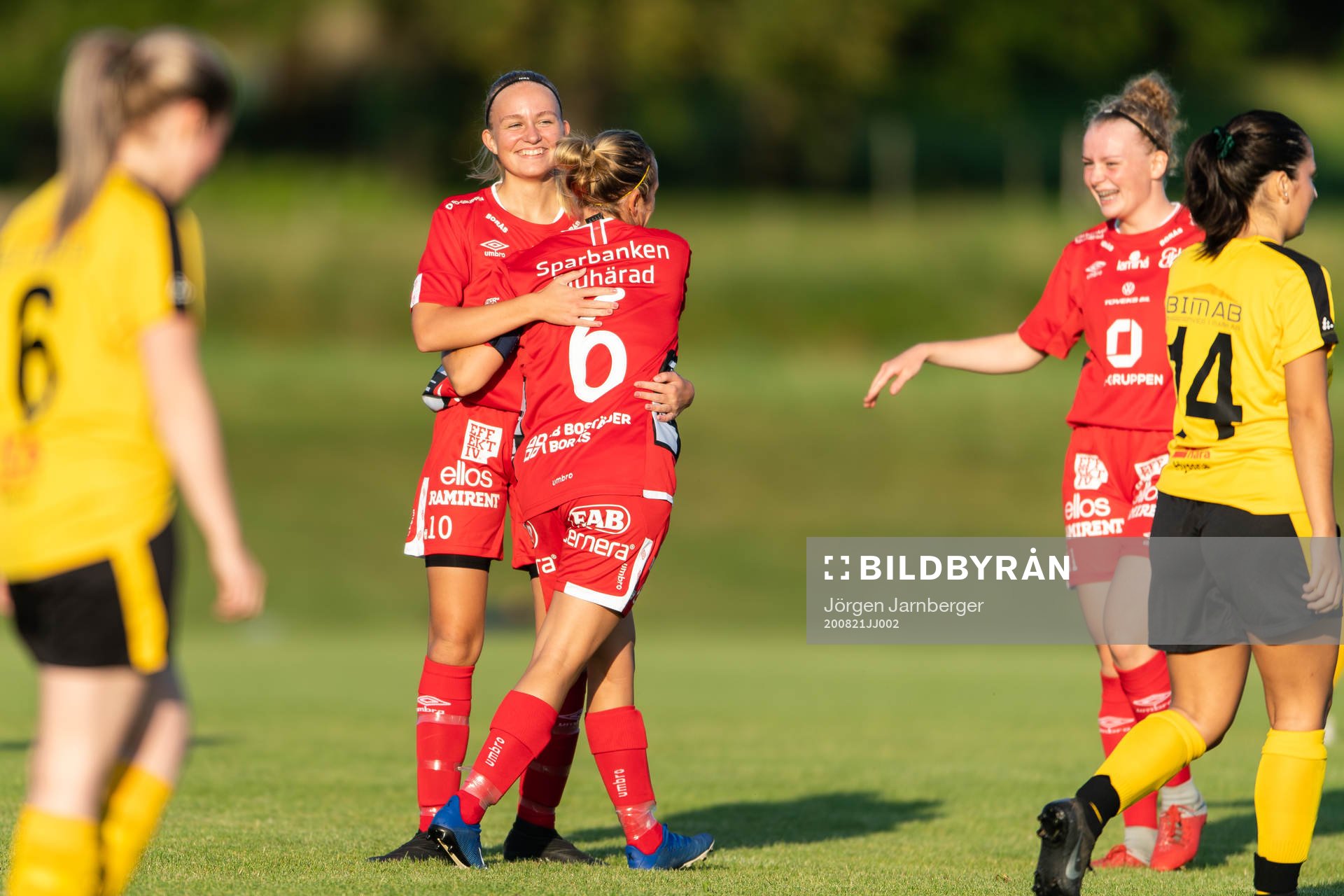 Elfsborgs Matilda Ståhlbom Karlsson klappas om