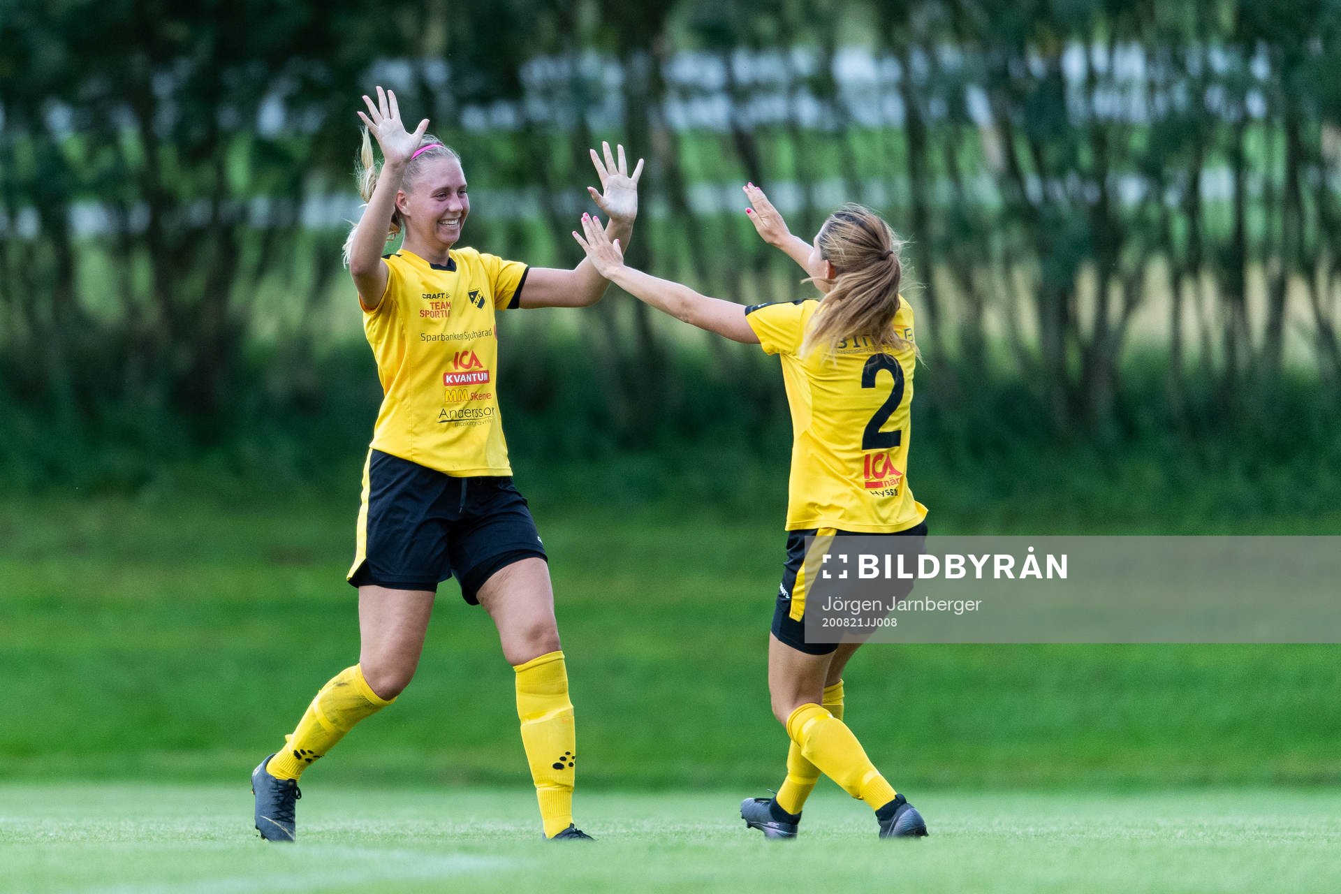 Hyssnas Clara Müllerström jublar med Emma Ring