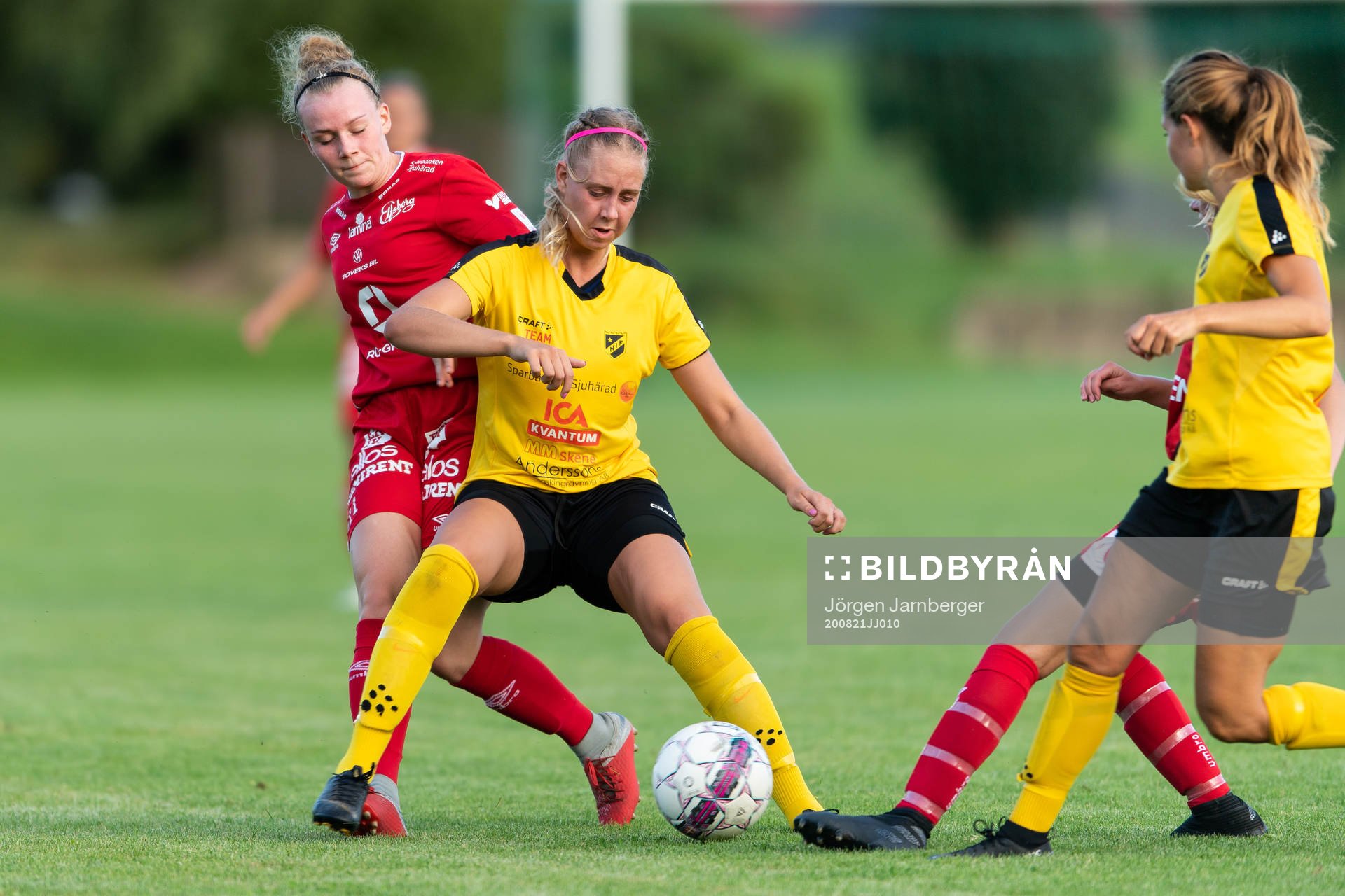 Elfsborgs Leann Nyström i kamp med Hyssnas Clara Müllerström under fotbollsmatchen i Division 4 dam mellan Hyssna och Elfsborg den 21 augusti 2020 i Hyssna.