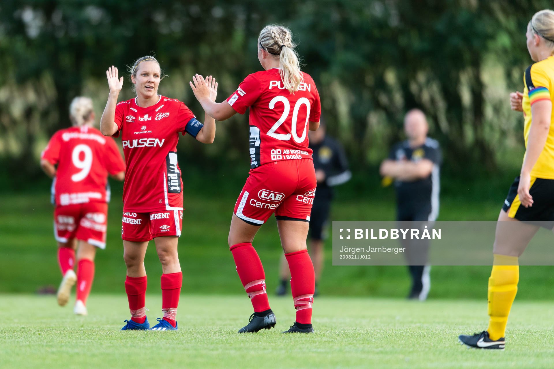 Elfsborgs Linda Westberg Carlsson och Ebba Johansson jublar