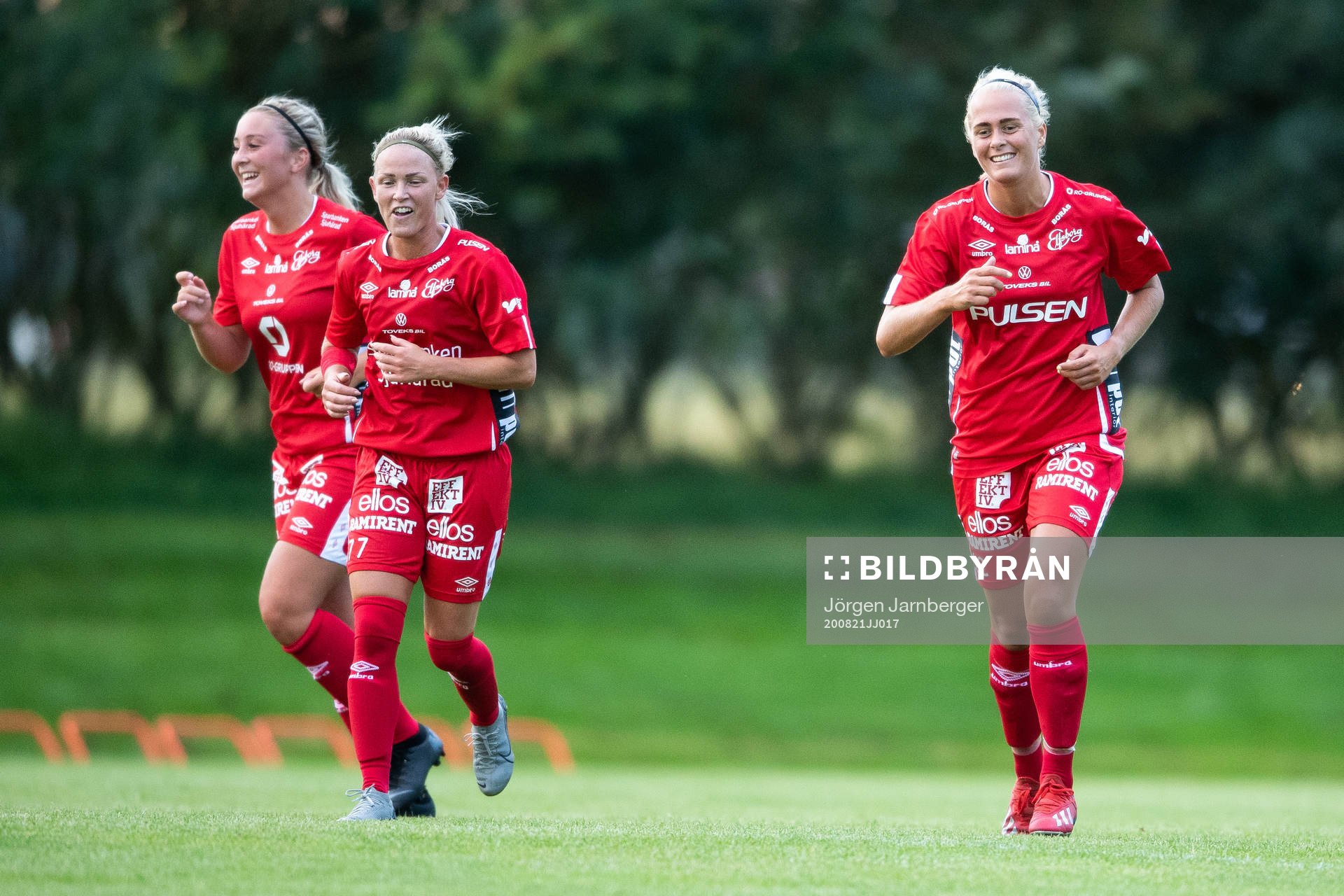 Elfsborgs Ellen Larsson jublar ihop med Ebba Johansson och