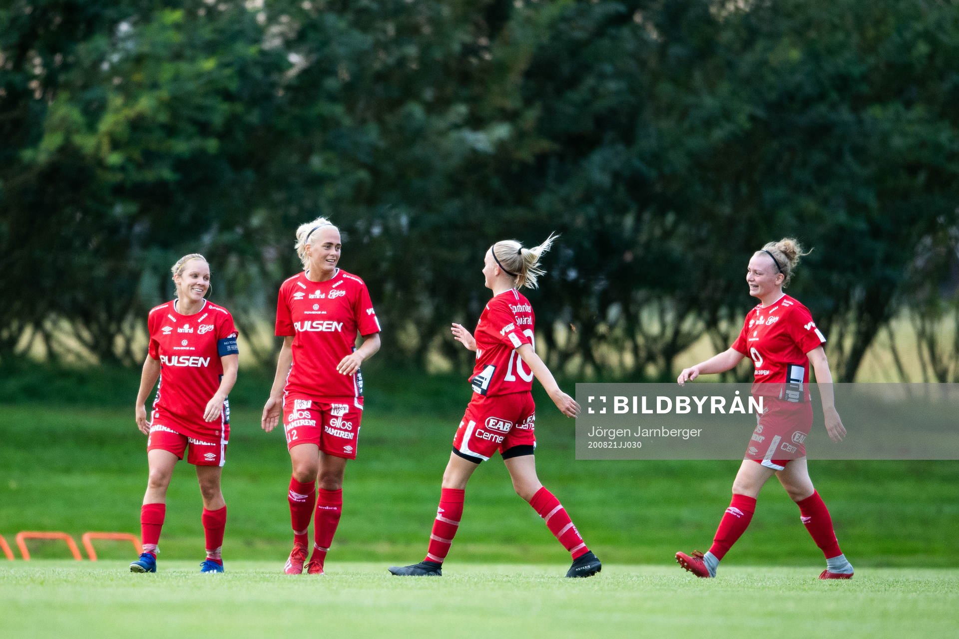 Elfsborgs Ellen Larsson jublar med Linda Westberg Carlsson, Matilda Ståhlbom Karlsson och Leann Nyström efter att gjort mål under fotbollsmatchen i Division 4 dam mellan Hyssna och Elfsborg den 21 augusti 2020 i Hyssna.