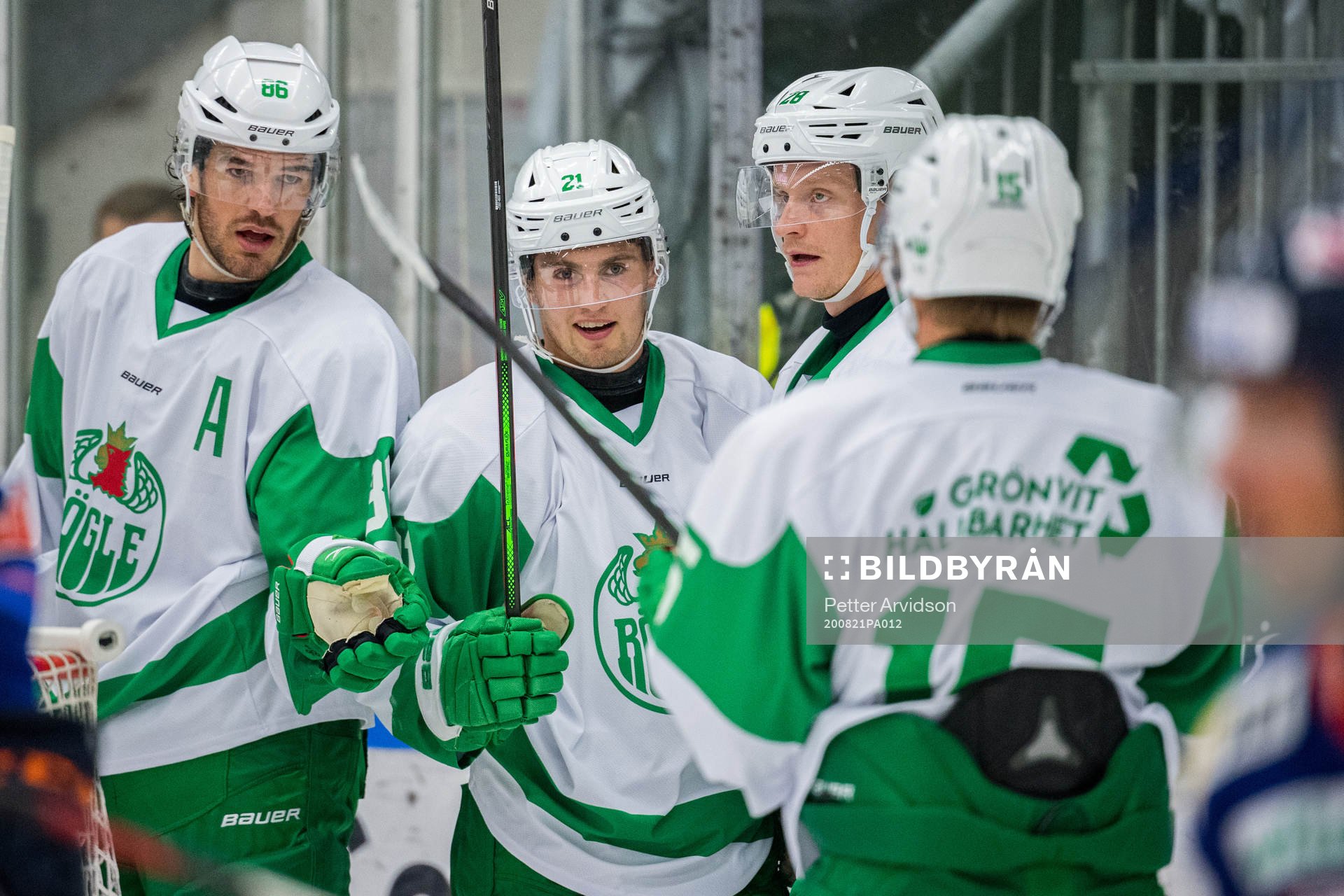 Rögles Nils Höglander jublar med Eric Gelinas och Anton