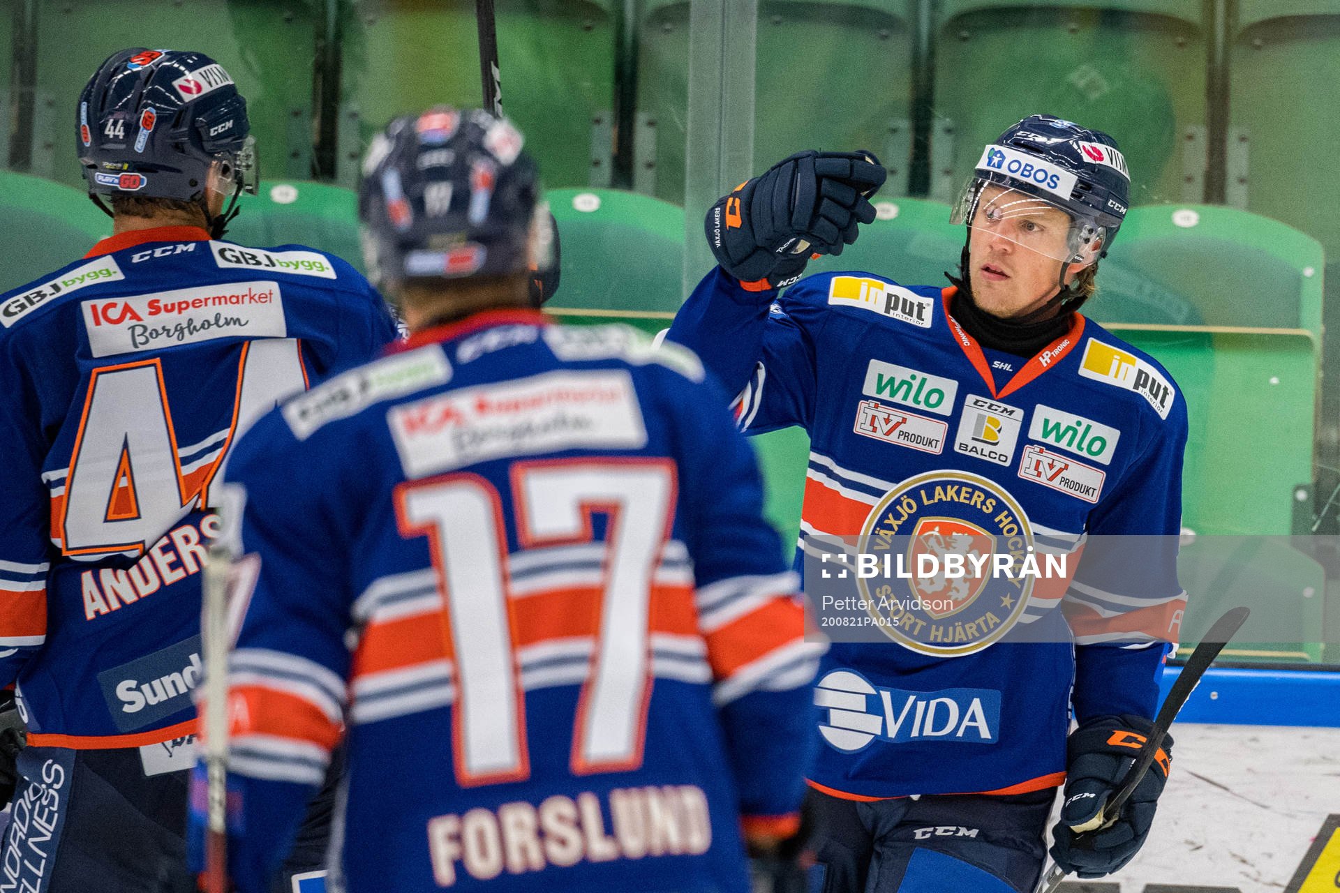 Växjös Joel Persson jublar med lagkamrater