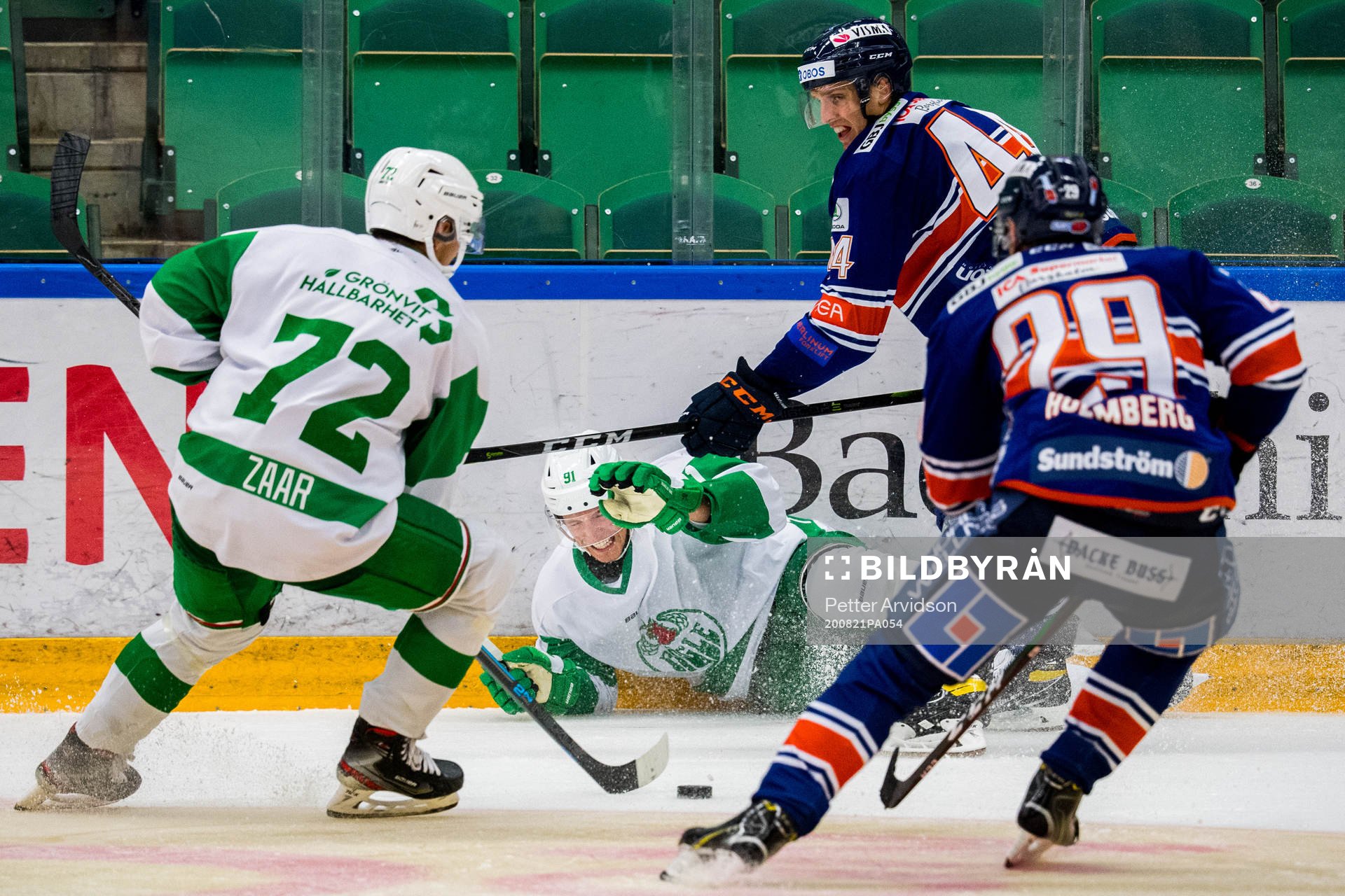 Växjös Peter Andersson tacklar Rögles Adam Tambellini