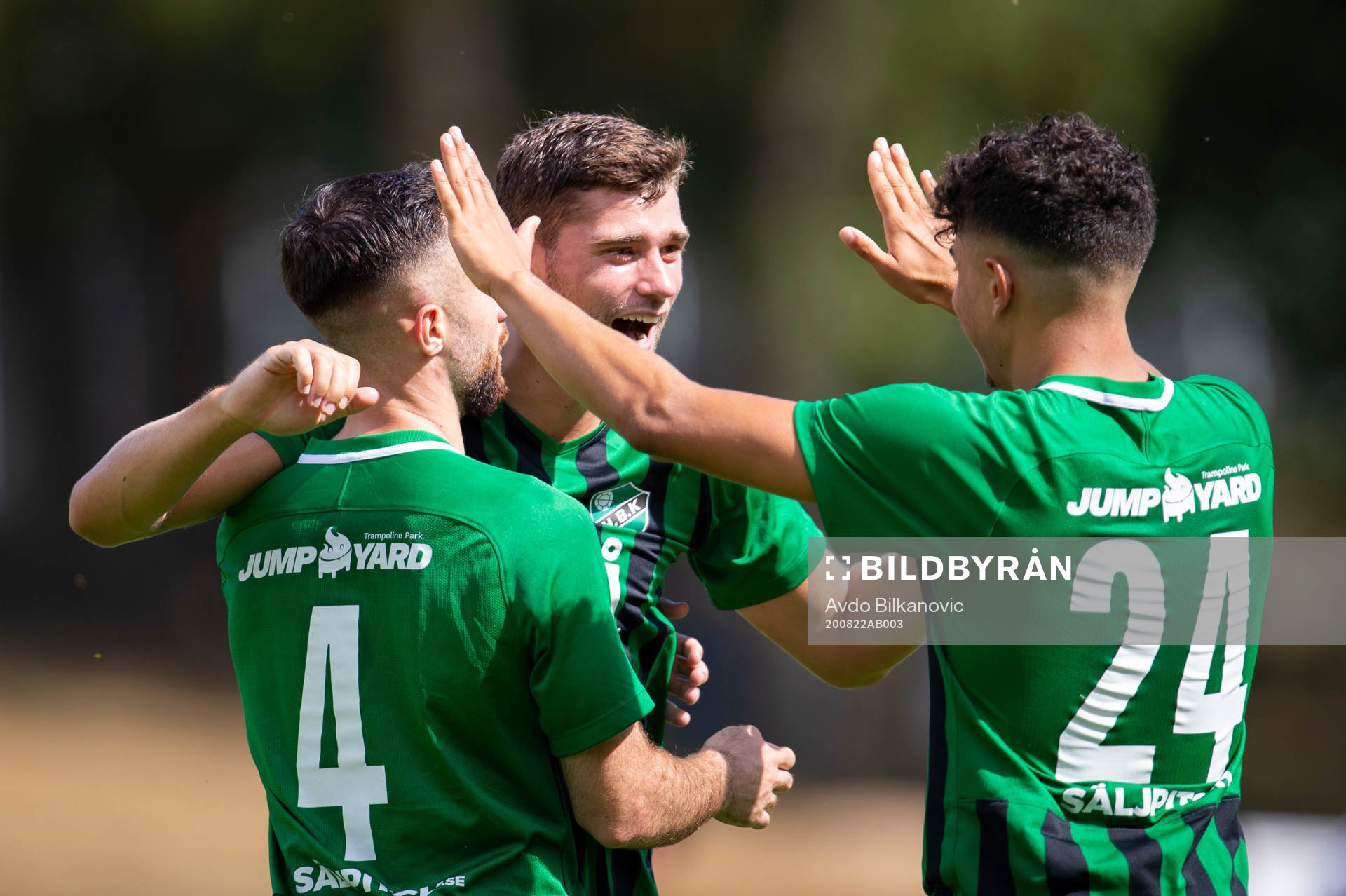 Högaborgs Ahmad Abed, Mattias Almeida Sundell och Adam Sreis jublar efter 1-1 målet under fotbollsmatchen i division 3 Södra Götaland mellan Högaborg och Malmö City den 22 augusti 2020 i Helsingborg.