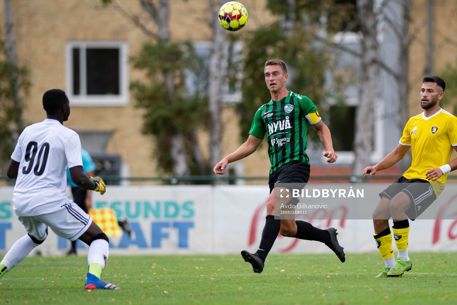 Högaborgs Filip Saganowski framför Malmö Citys målvakt