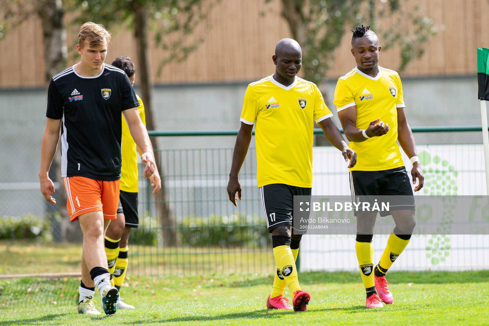 Malmö Citys målvakt Carl Scott, Tayo Junior Saliu och