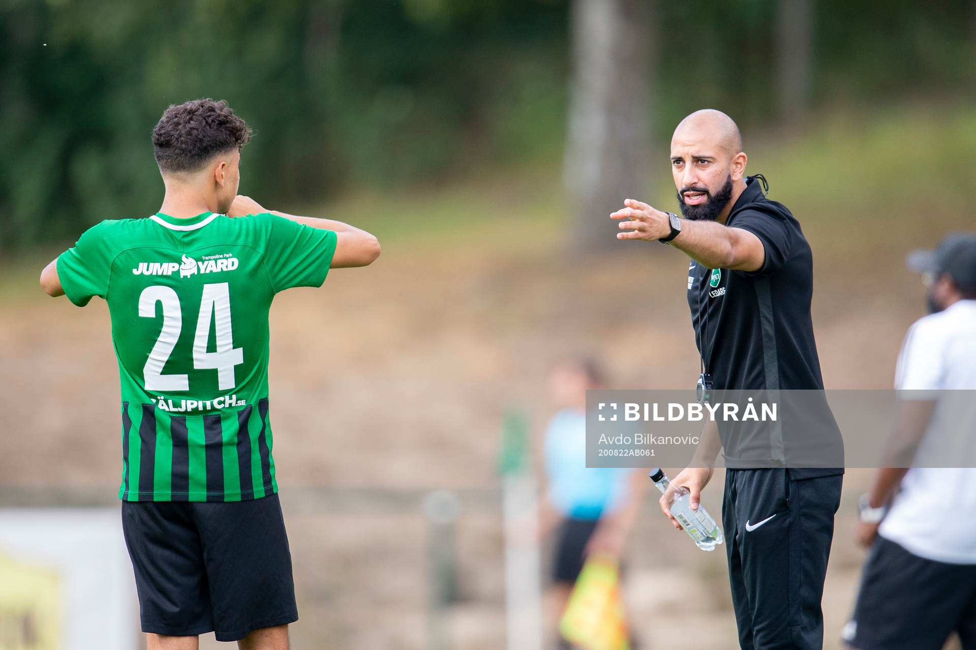 Högaborgs tränare Akram Mansour instruerar Ahmad Abed