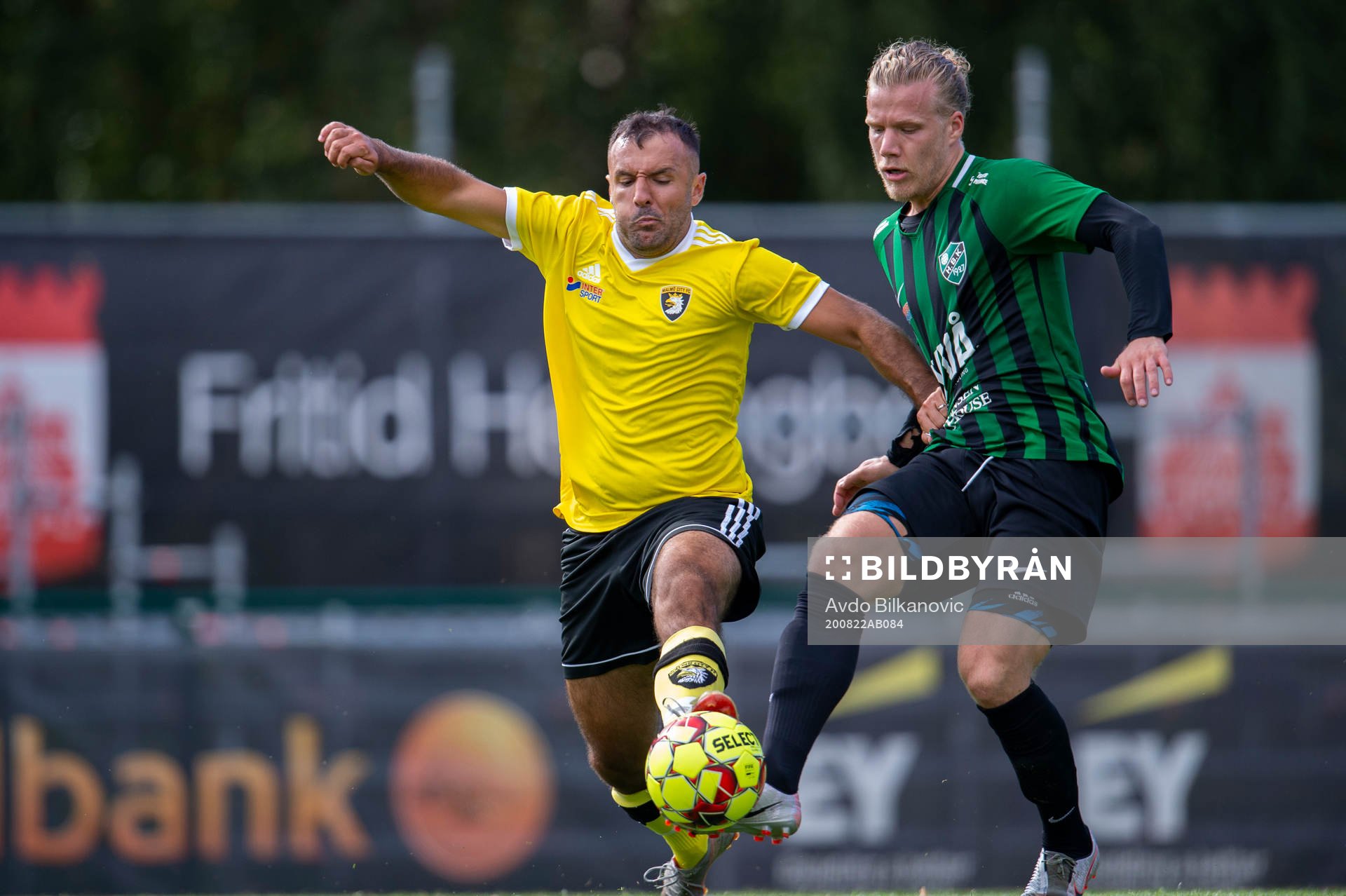 Högaborgs Jonathan Olsson och Malmö Citys Dardan Burrniku