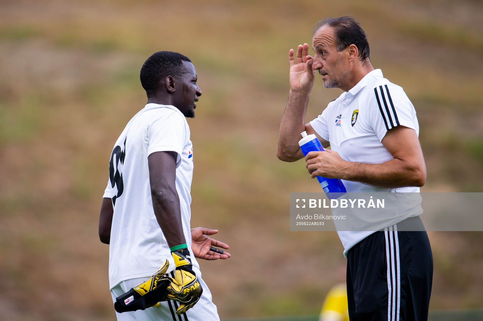 Malmö Citys målvakt Ronald Lubwama och tränare Donco